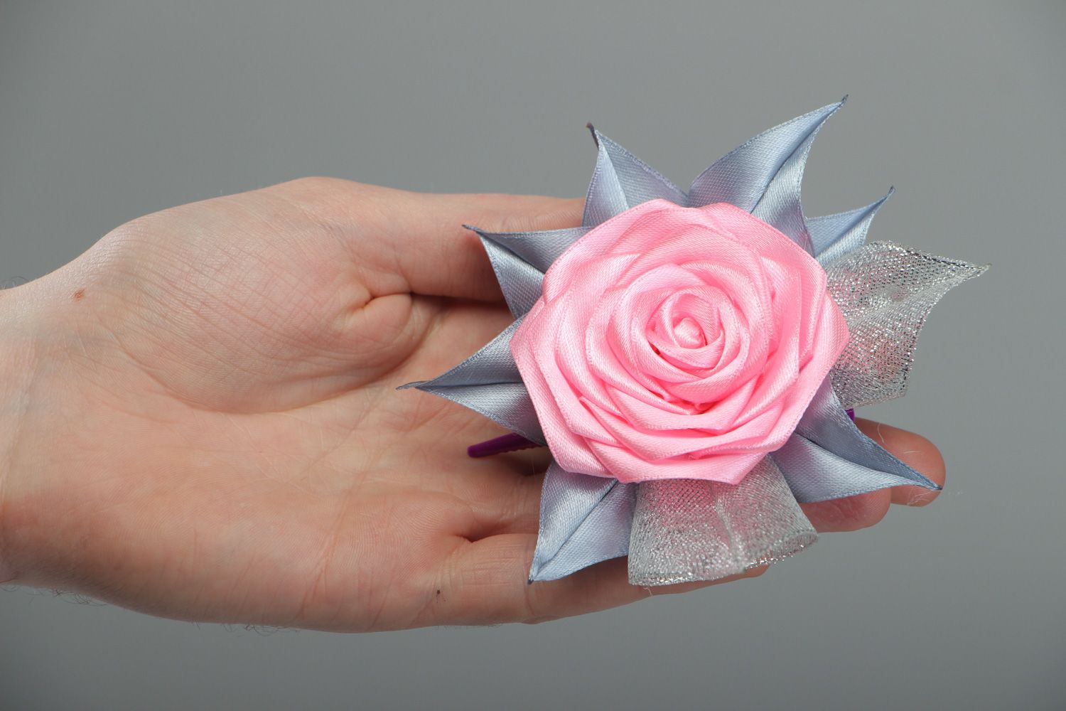 Металлическая заколка для волос с цветком из атласных лент в технике канзаши фото 4