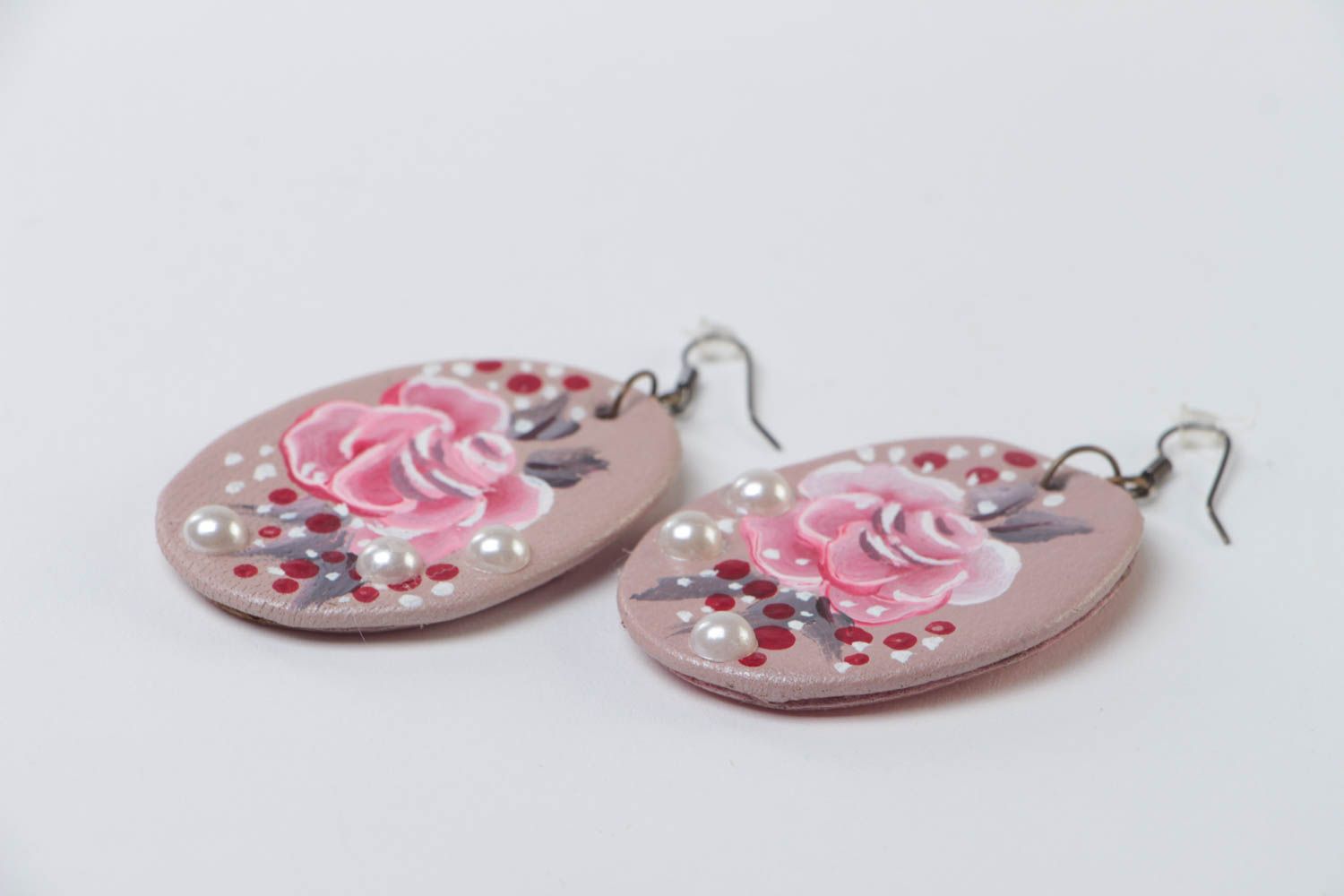Boucles d'oreilles avec roses faites main peintes en cuir et fausses perles photo 3
