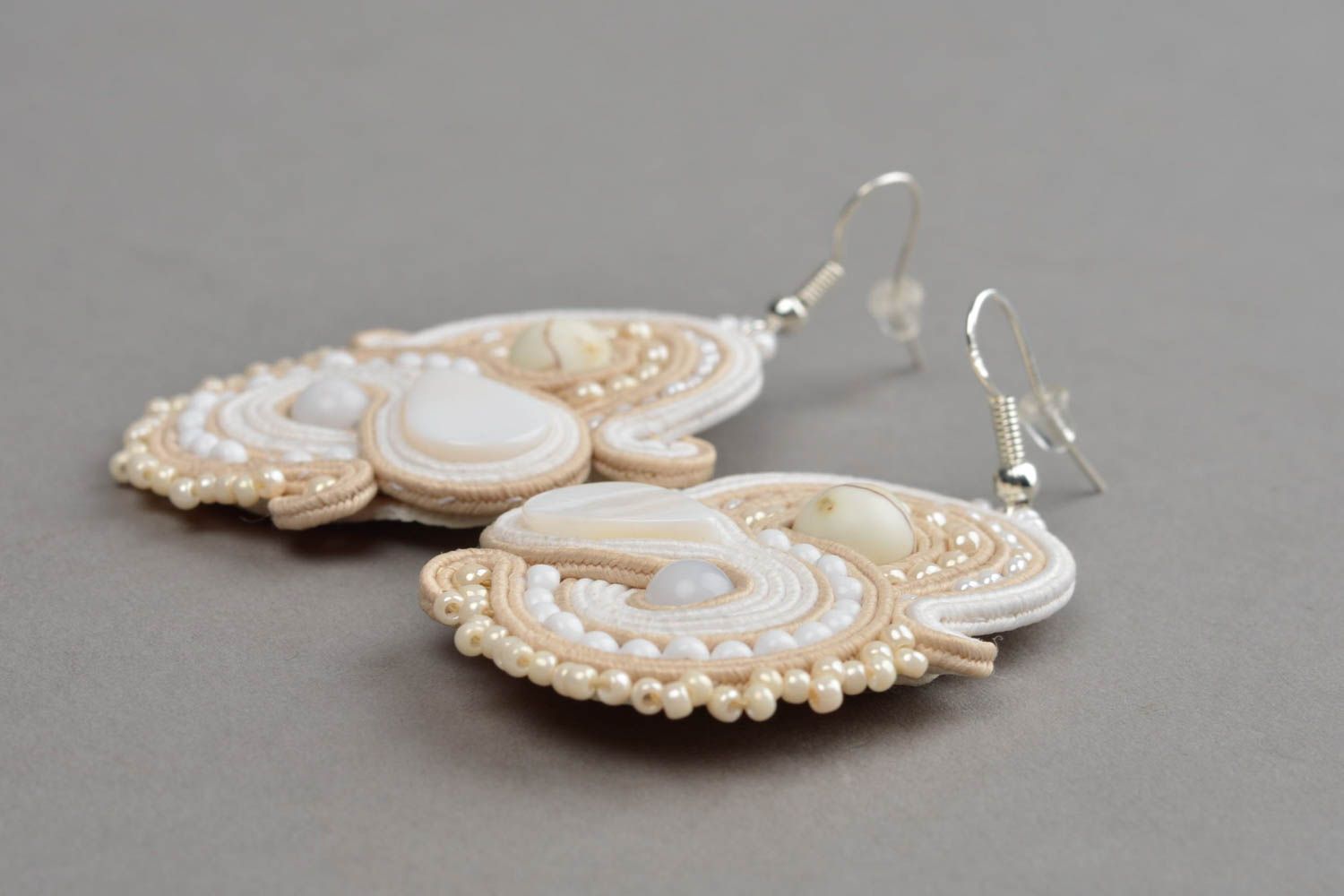 Boucles d'oreilles en soutache faites main en cordons et rubans avec perles photo 3