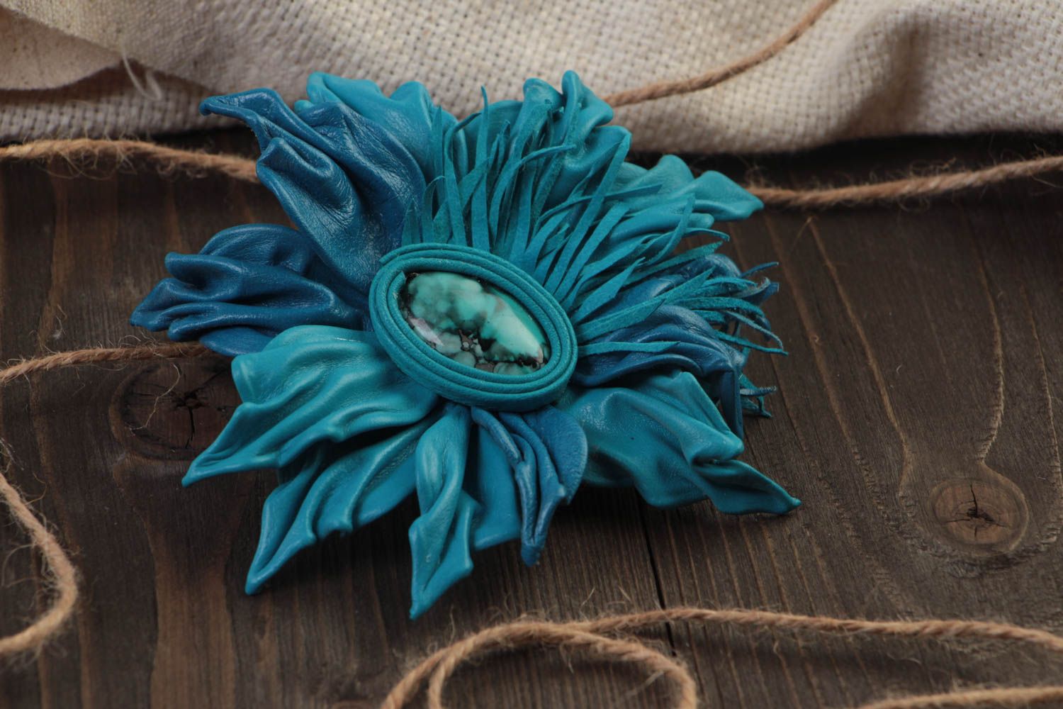 Broche original hecho a mano de cuero con forma de flor voluminosa azul estiloso foto 1