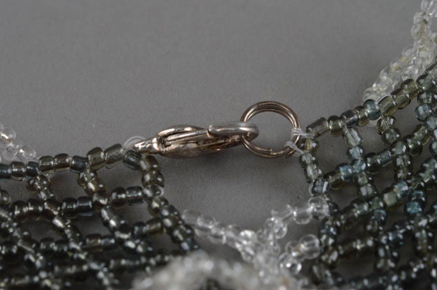 Collier gris en perles de rocaille et perles fantaisie fait main élégant photo 4