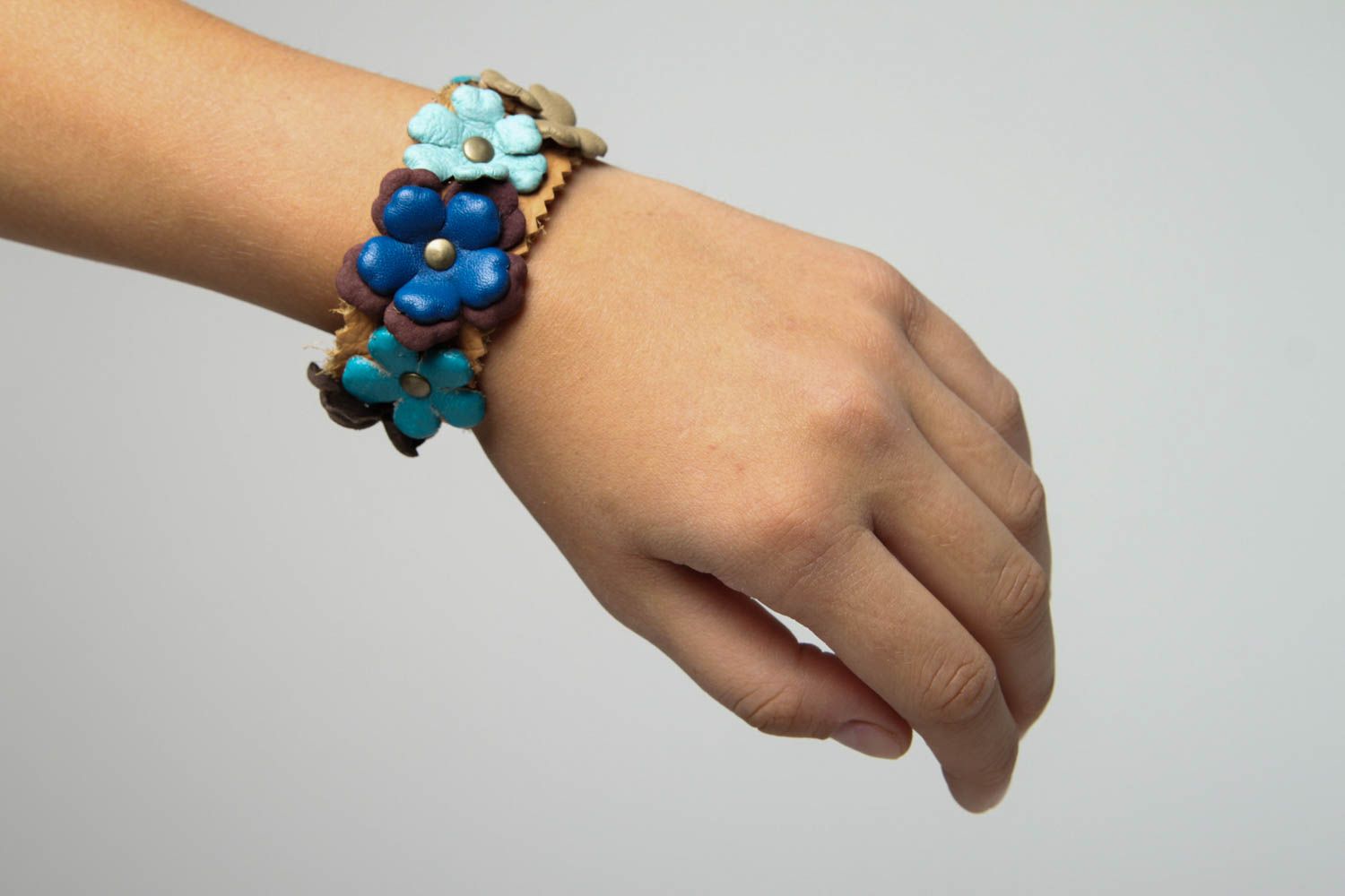 Кожаный браслет ручной работы браслет на руку с цветами украшение из кожи фото 2