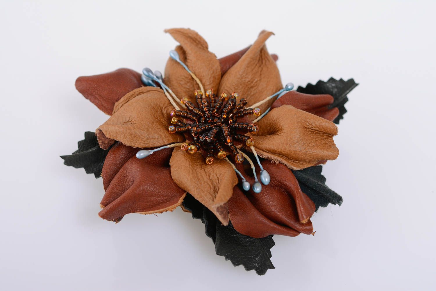 Broche de cuero artesanal con forma de flor marrón negro pequeño foto 1