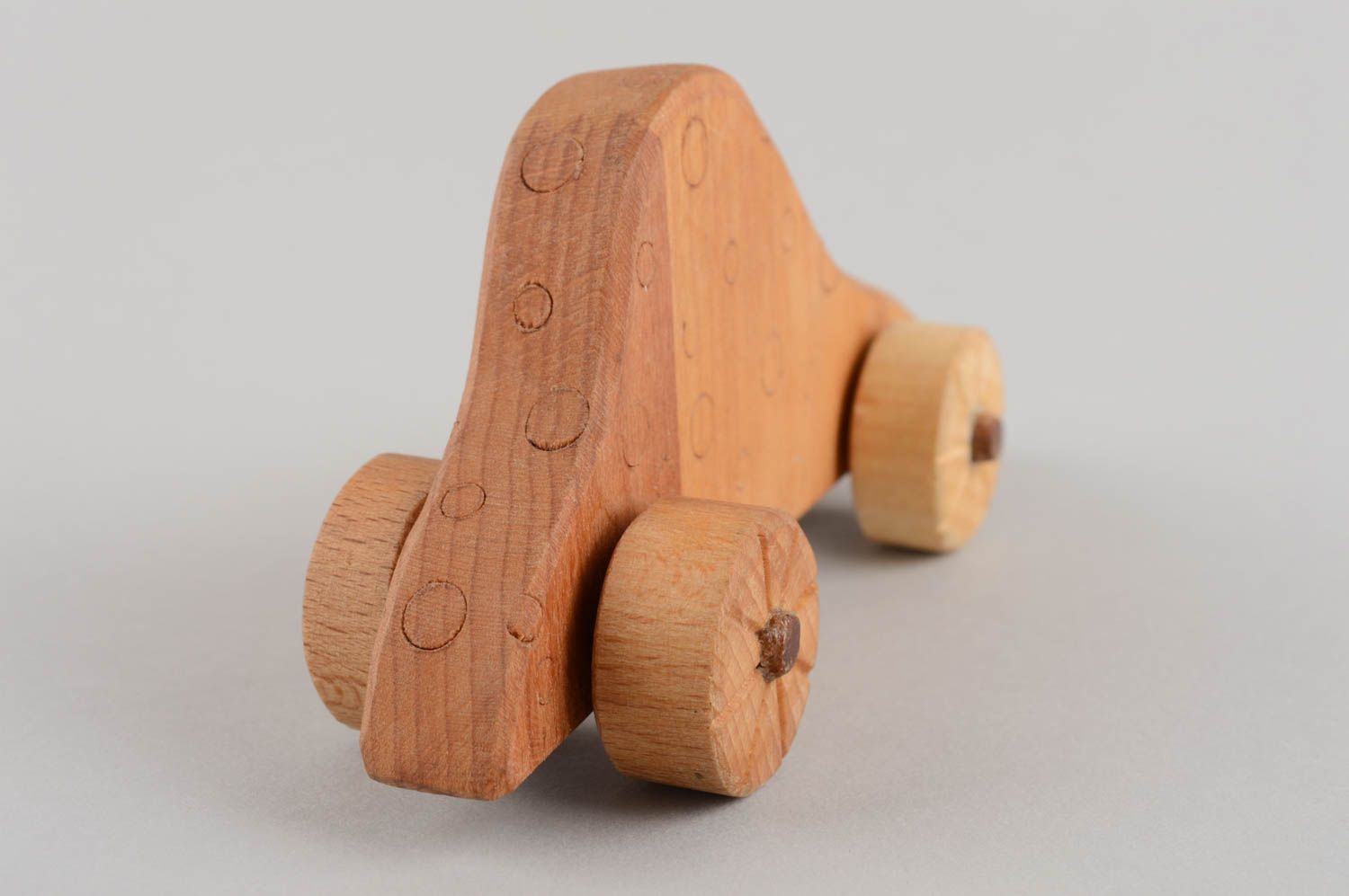Маленькая деревянная машинка ручной работы экологически чистая игрушка для детей фото 4