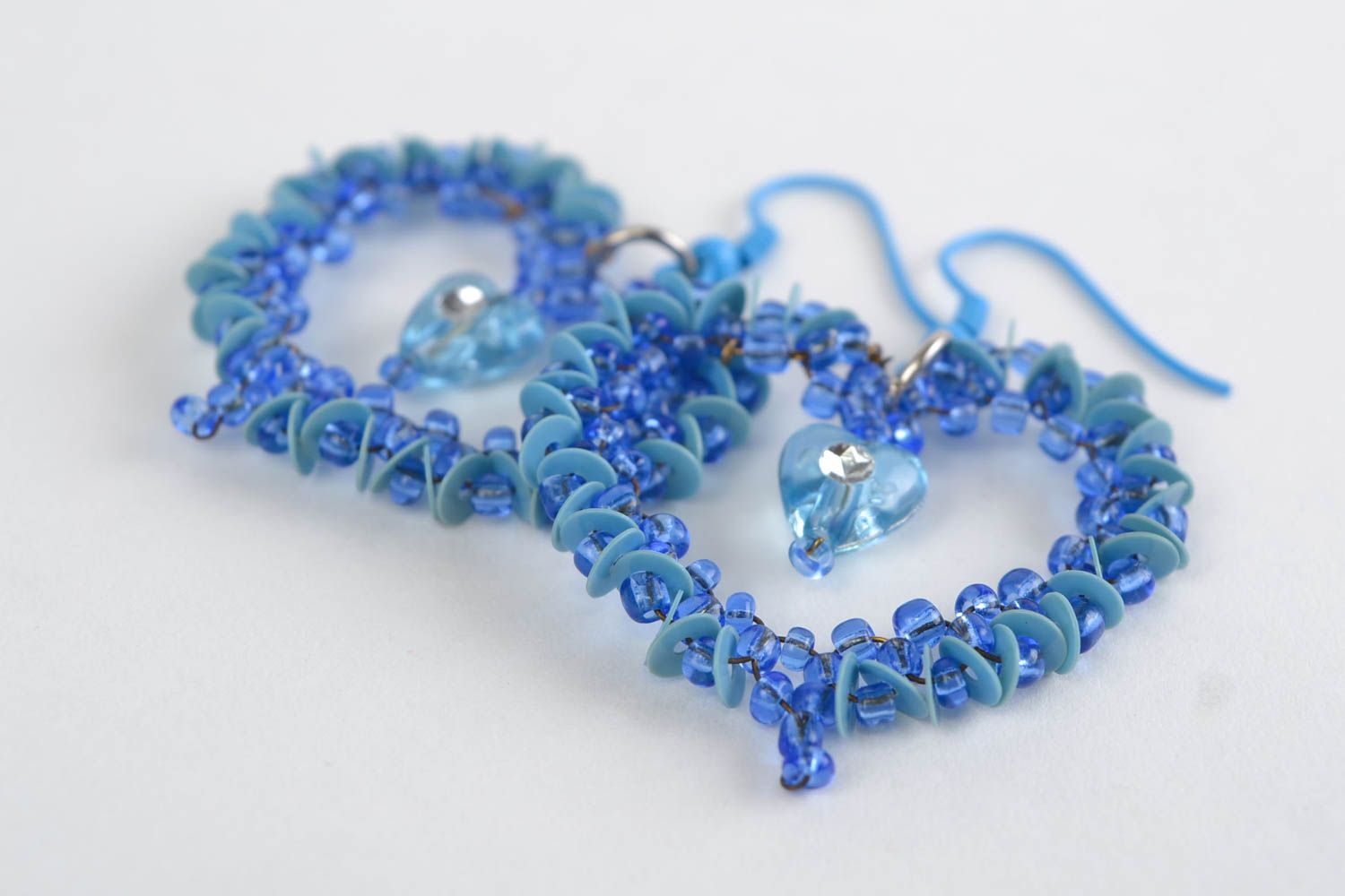 Boucles d'oreilles faites main originales en perles de rocaille coeurs bleus photo 3
