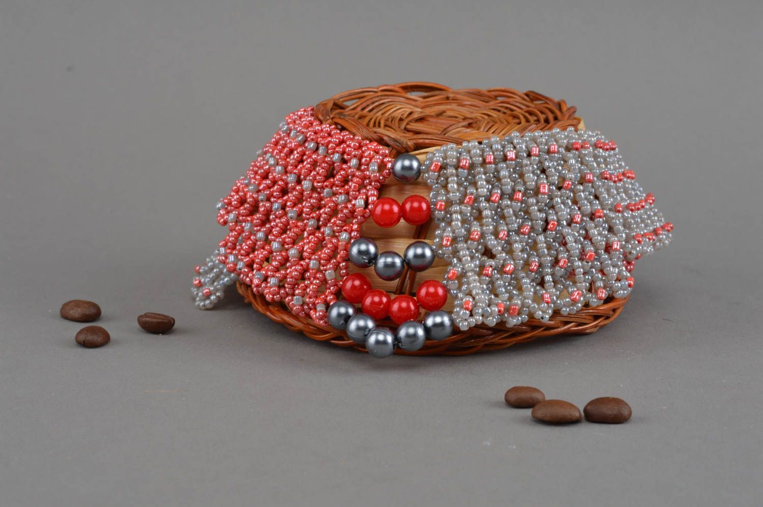 Grau rotes künstlerisches Collier aus Glasperlen für Frauen handgeschaffen grell foto 1