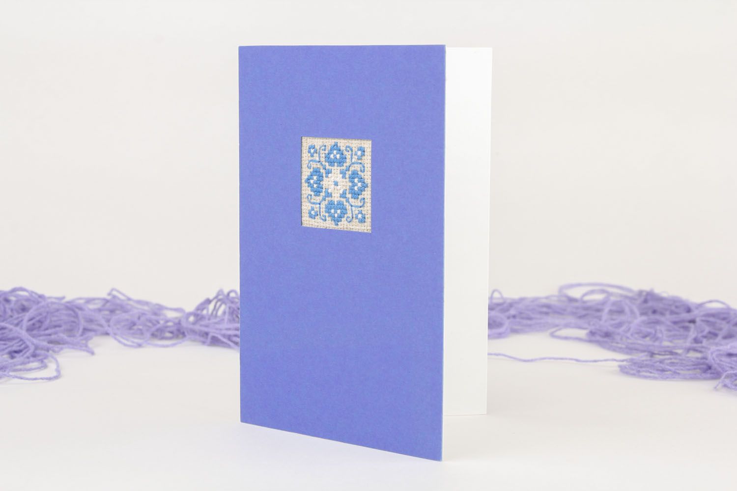 Синяя поздравительная открытка с вышивкой фото 1