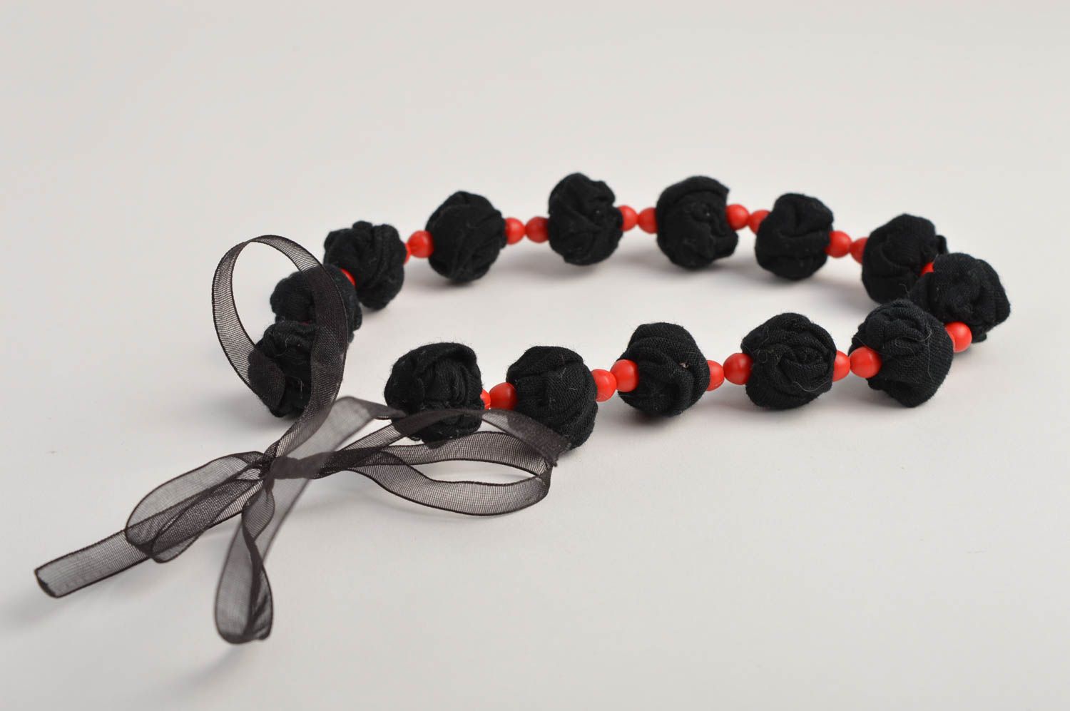 Collier textile Bijou fait main noir rouge Accessoire femme sur rubans photo 5