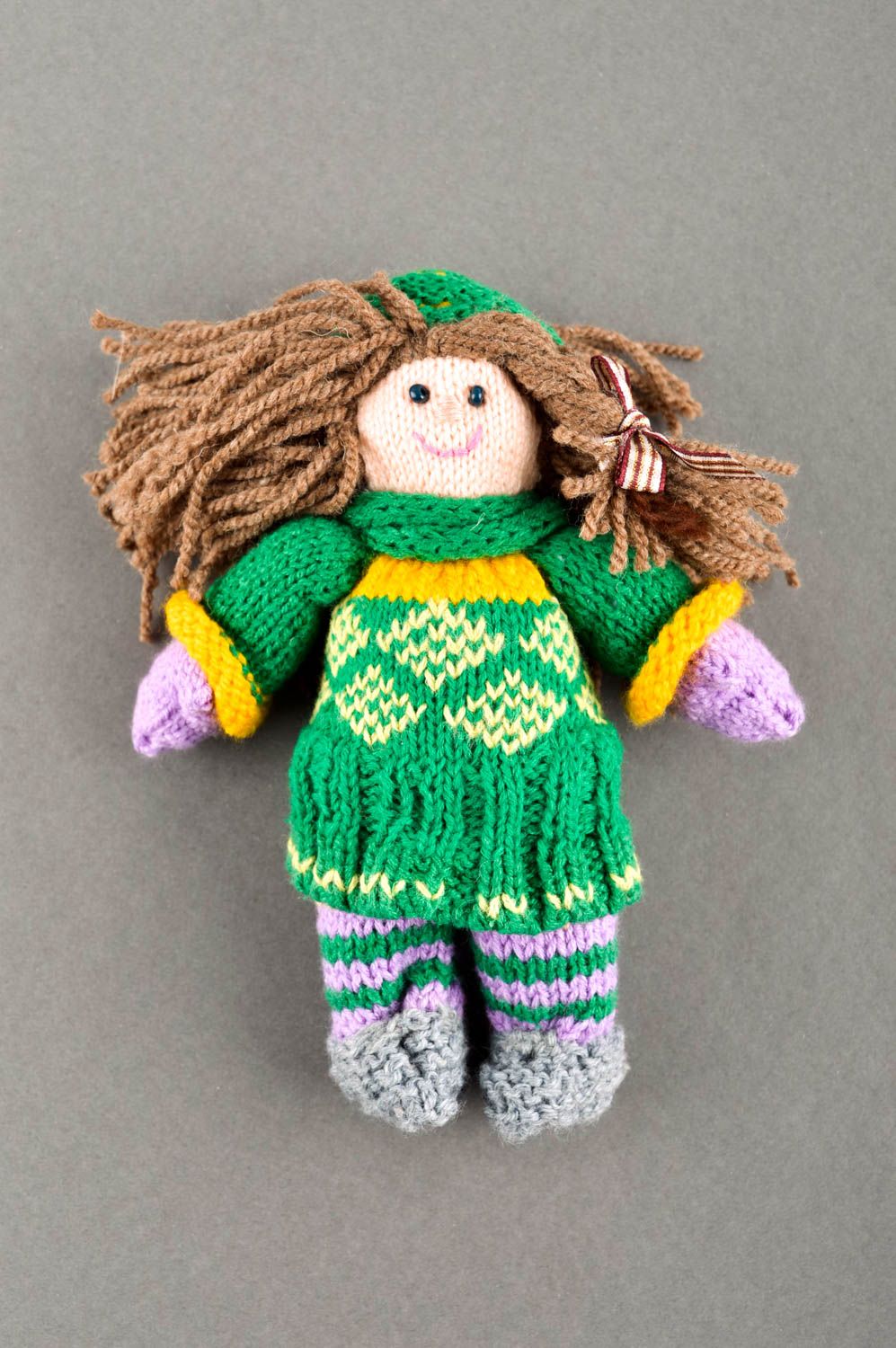 Poupée au tricot Jouet fait main fille en tenue verte Cadeau enfant original photo 1