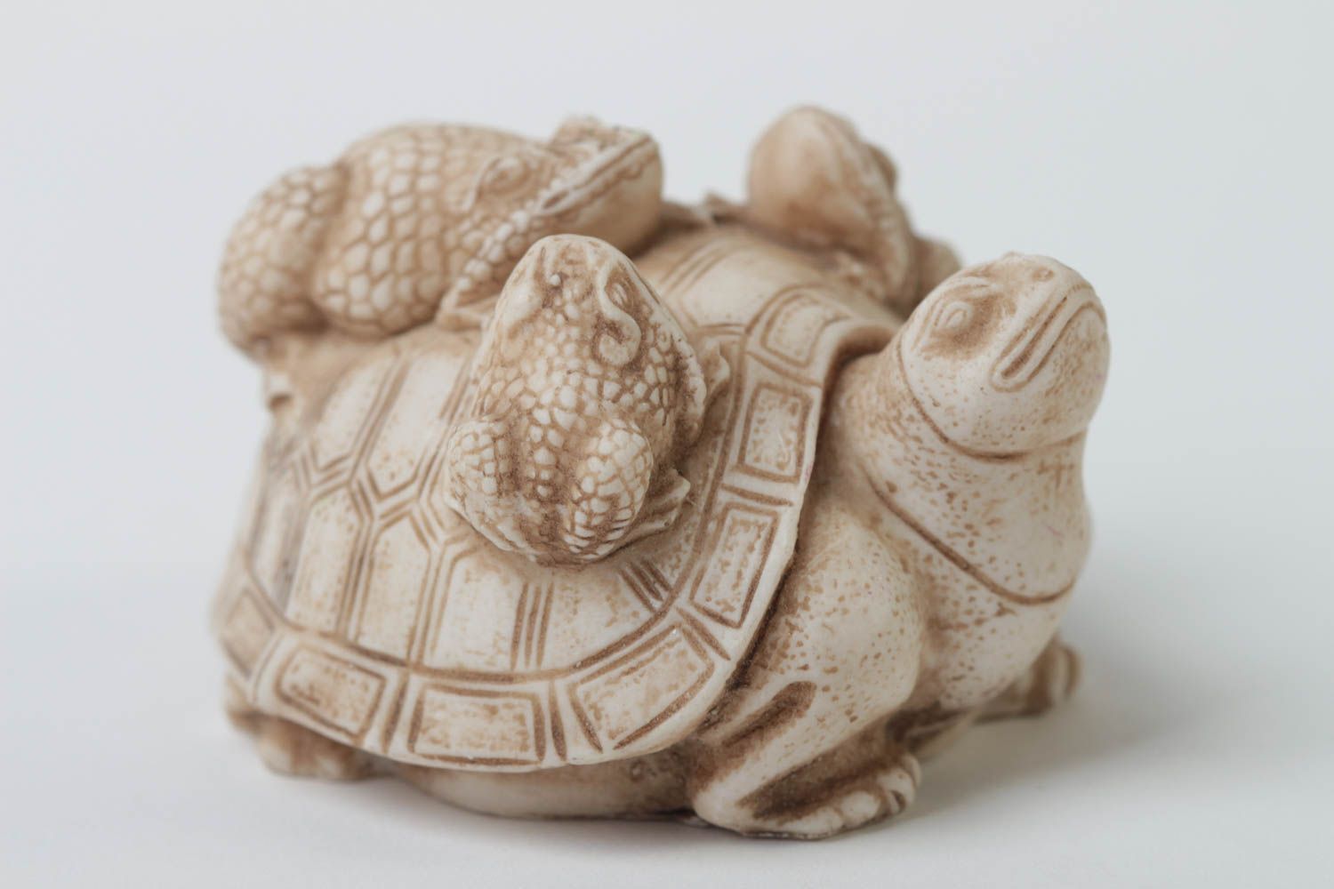 Статуэтка из полимерной смолы ручной работы Черепаха с жабами сувенир на подарок фото 2