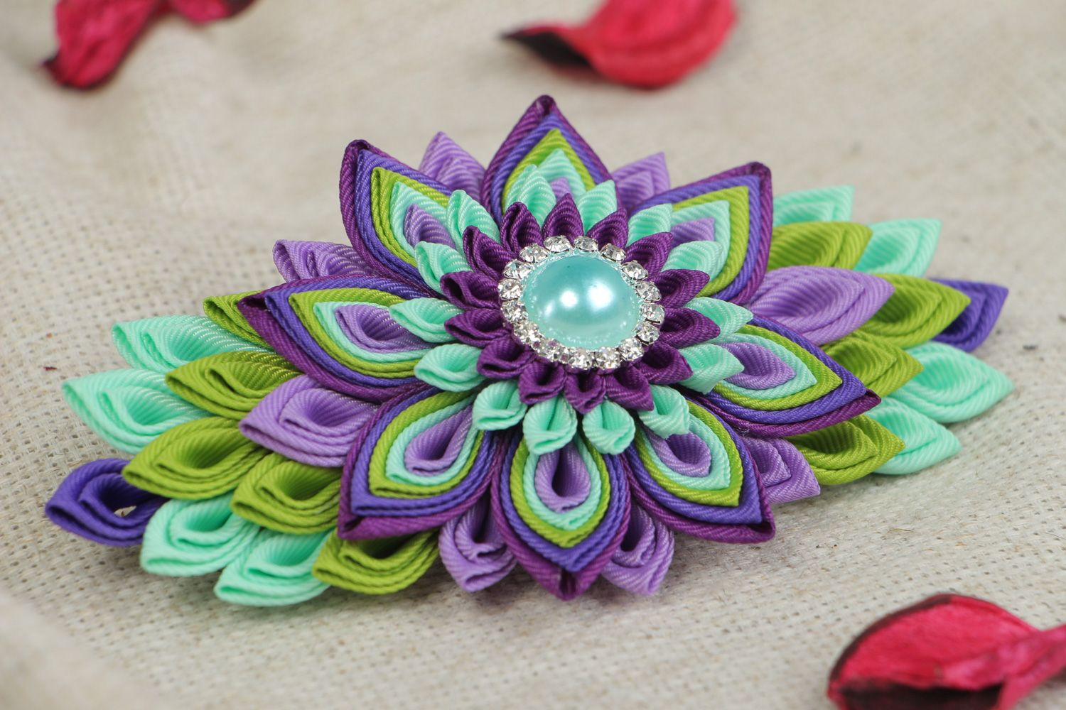 Handgemachte Haarspange mit Blume aus Ripsbändern in Kanzashi Technik für Frauen   foto 5