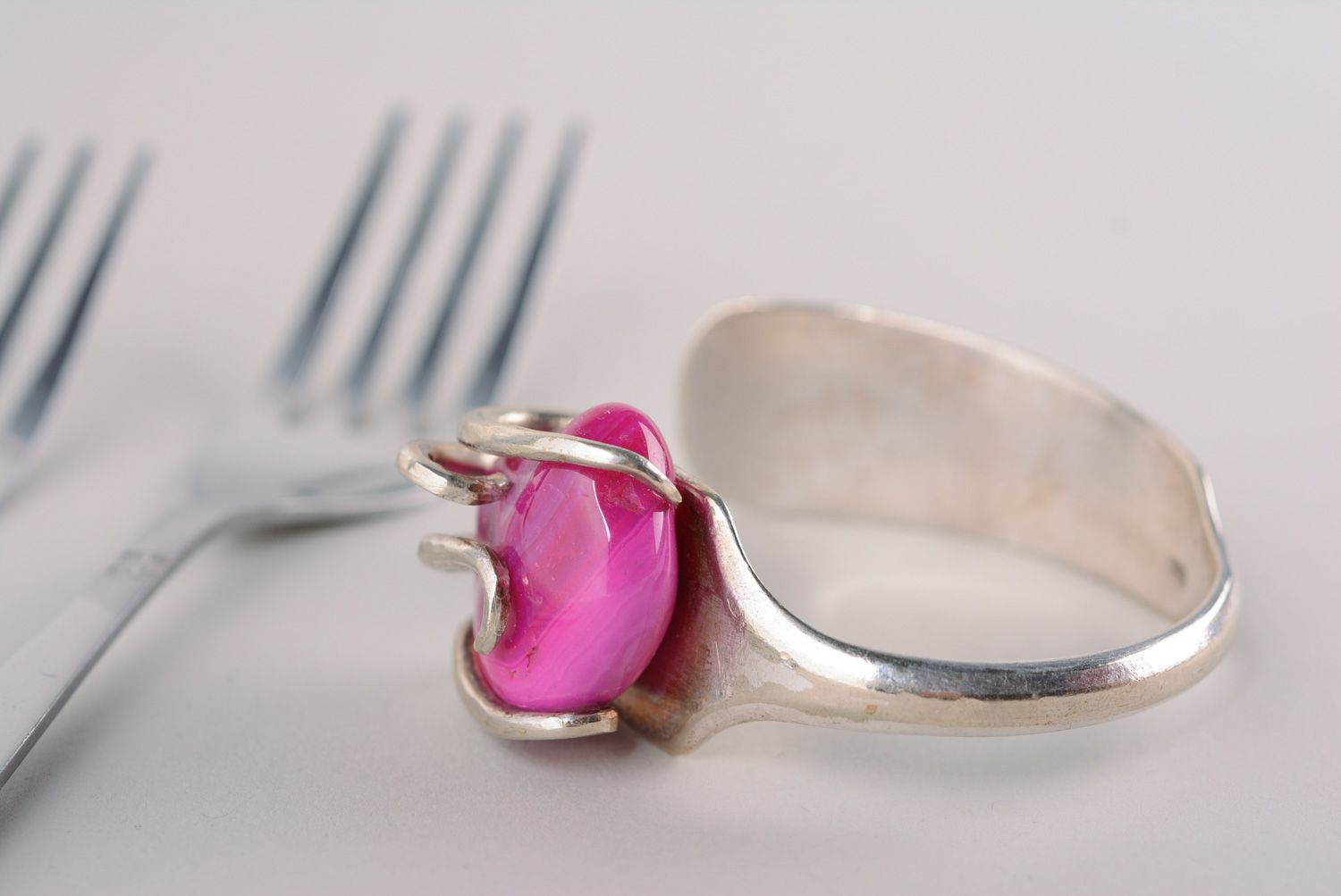 Bracelet en métal fait main original pour femme avec belle pierre rose photo 1
