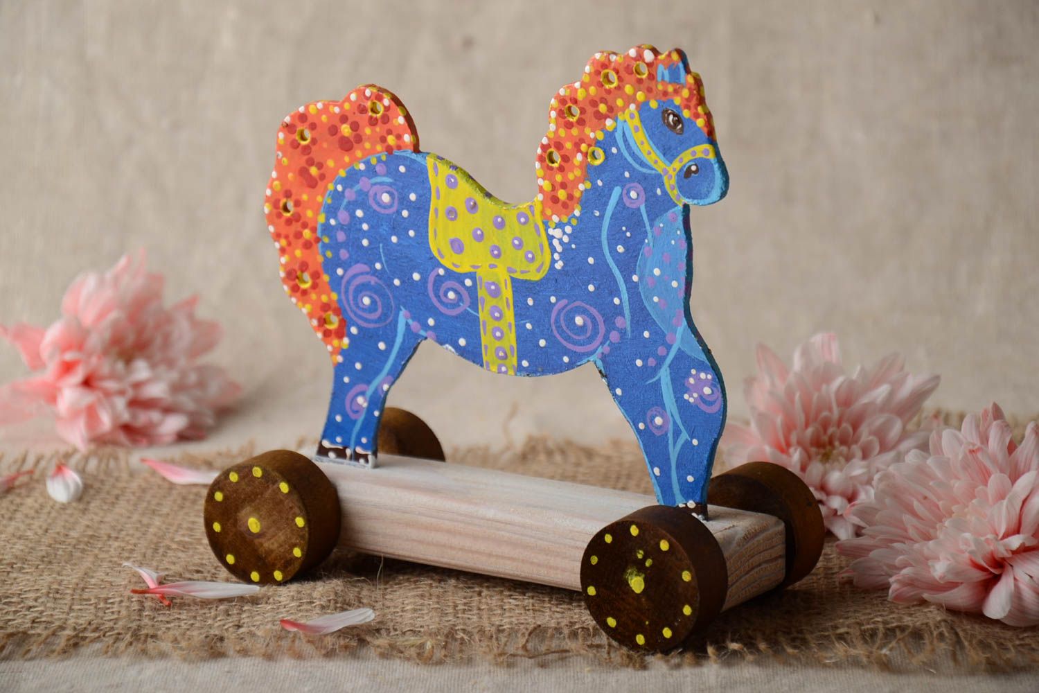 Деревянная игрушка на колесиках синяя лошадка небольшая яркая ручной работы фото 5