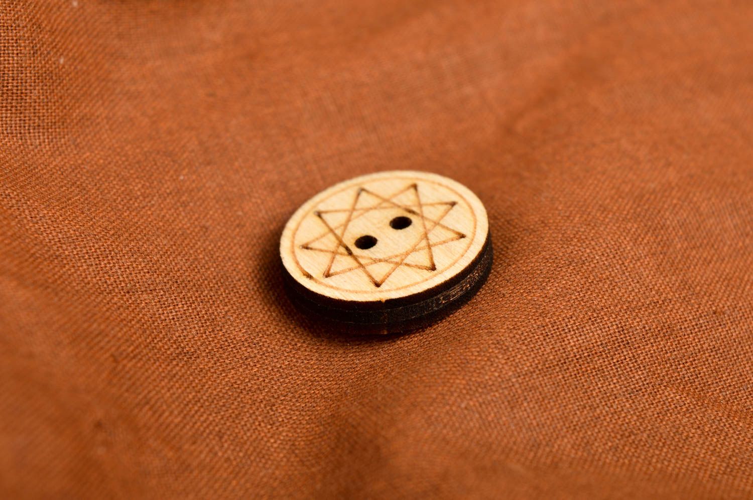 Botón de madera artesanal y original regalo original accesorio de moda foto 1
