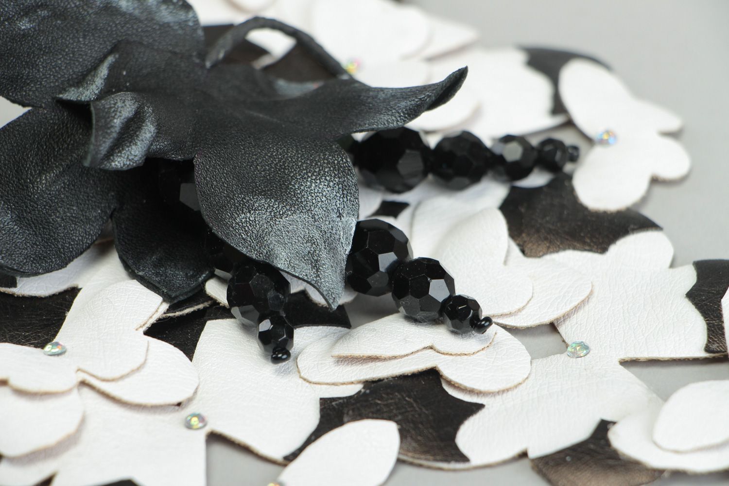 Collier bijou en cuir artificiel broche en cuir blanc noir faits main originaux photo 3