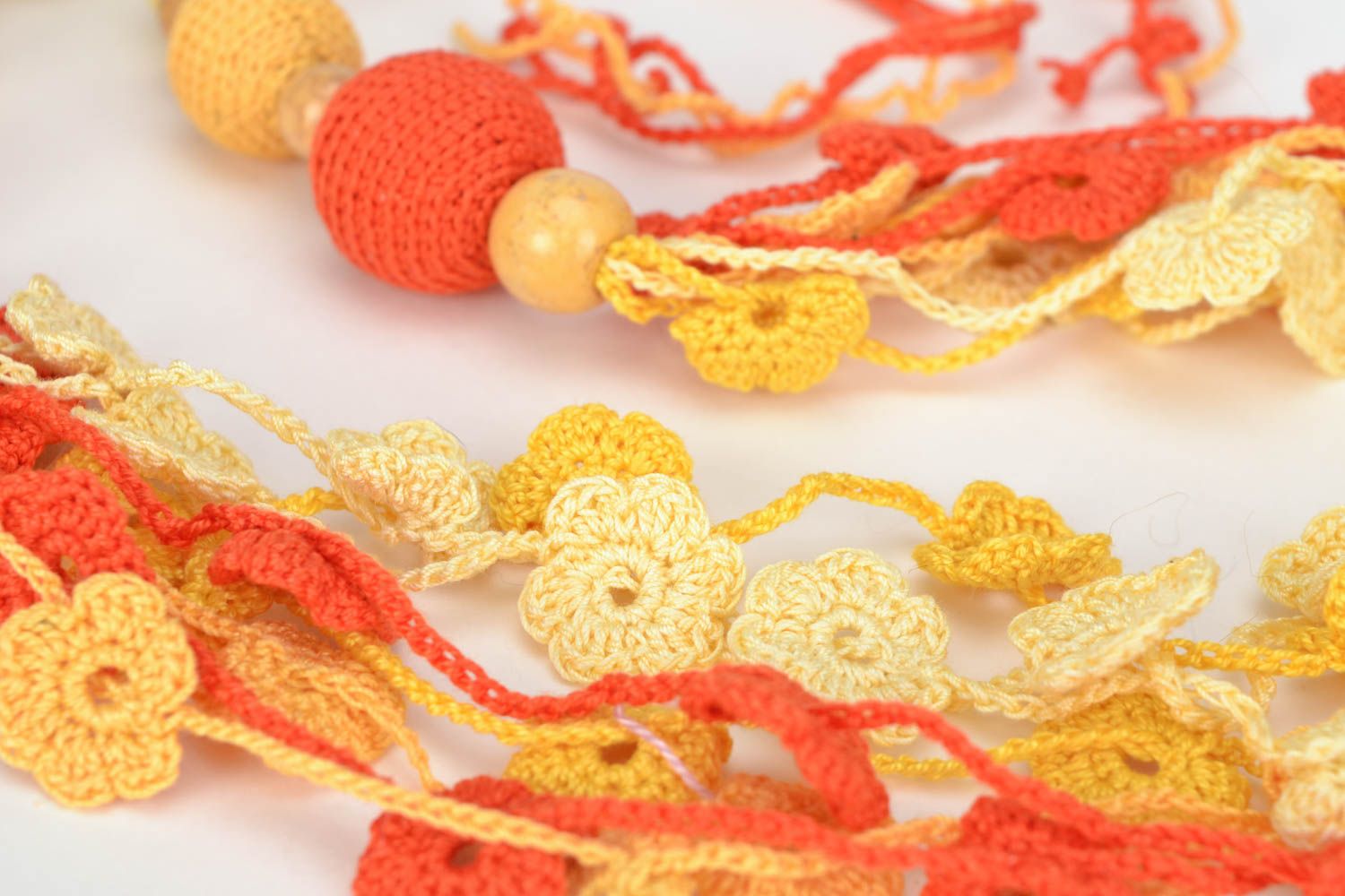 Long collier en perles recouvertes de tricot jaune-orange fait main original  photo 4