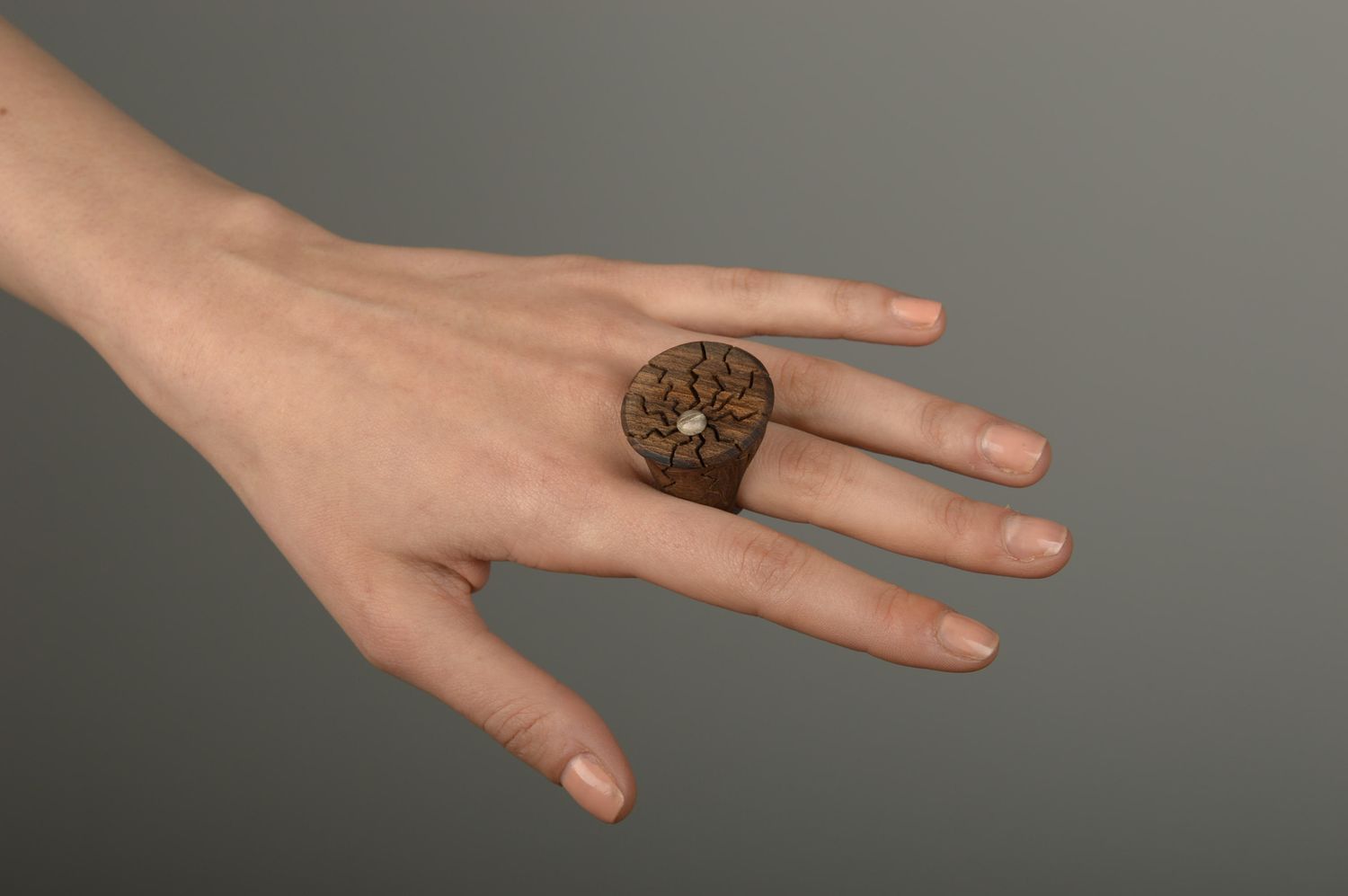 Кольцо из дерева украшение ручной работы изделие из дерева трещинки женское фото 5