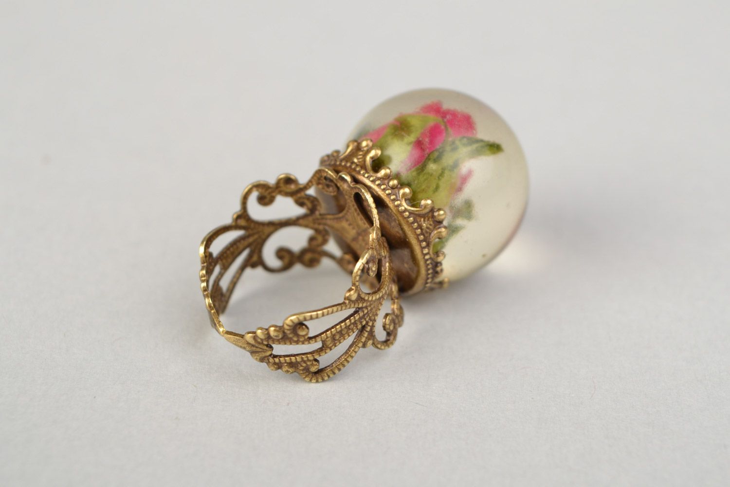 Перстень с живыми цветами в эпоксидной смоле и красивой фурнитурой хэнд мэйд фото 3
