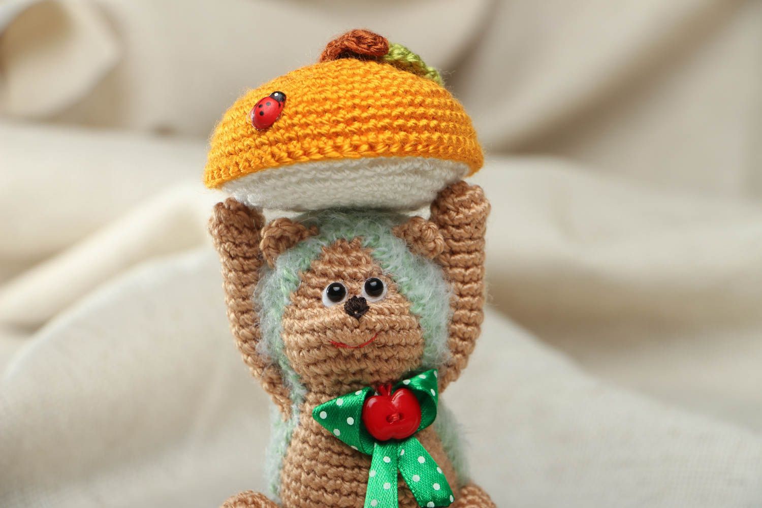 Brinquedo macio tricotado ouriço com uma maçã foto 2