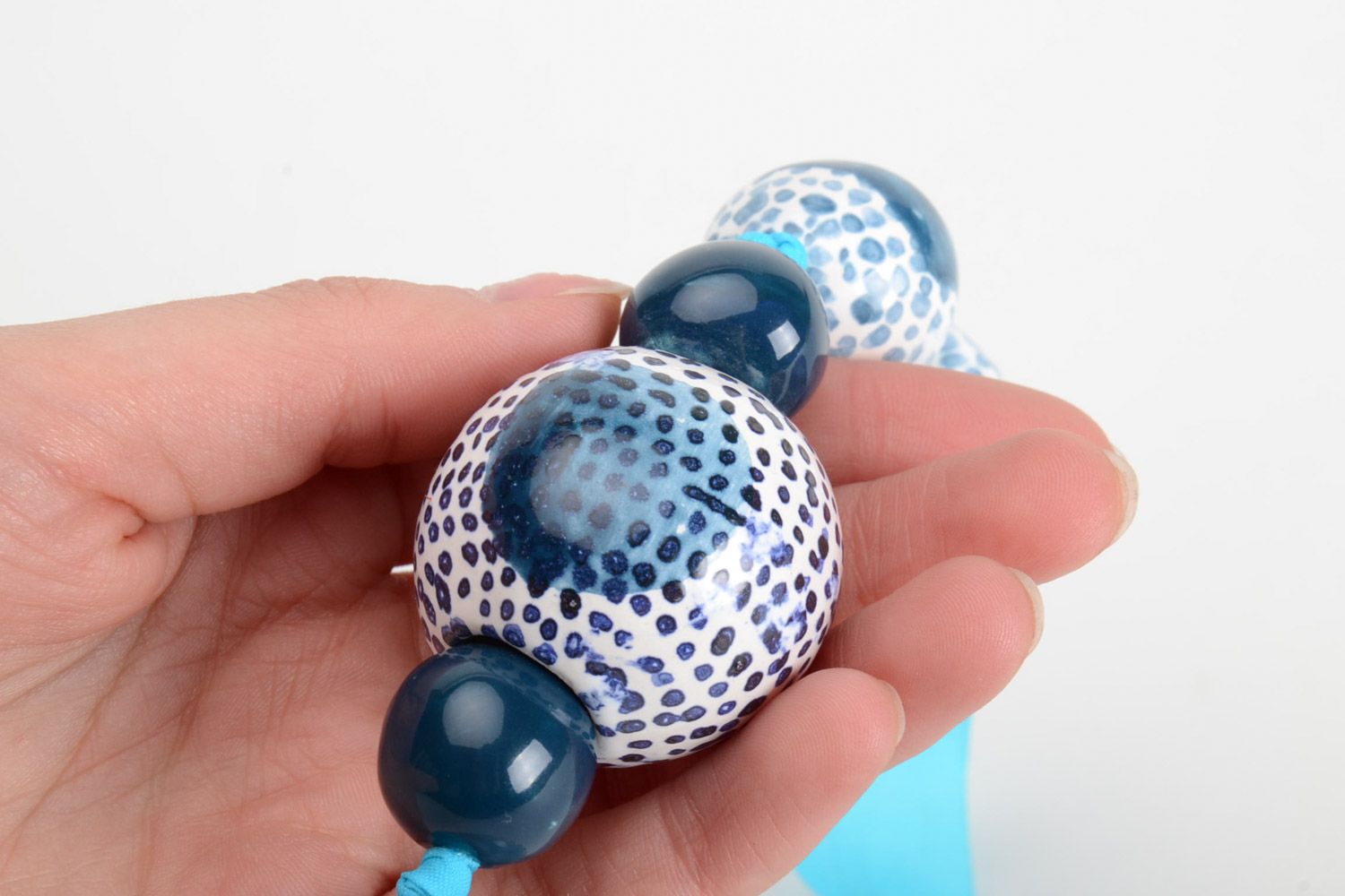Handmade Collier aus Ton hellblau mit Bedeckung von bunten Emaillen für Damen foto 4