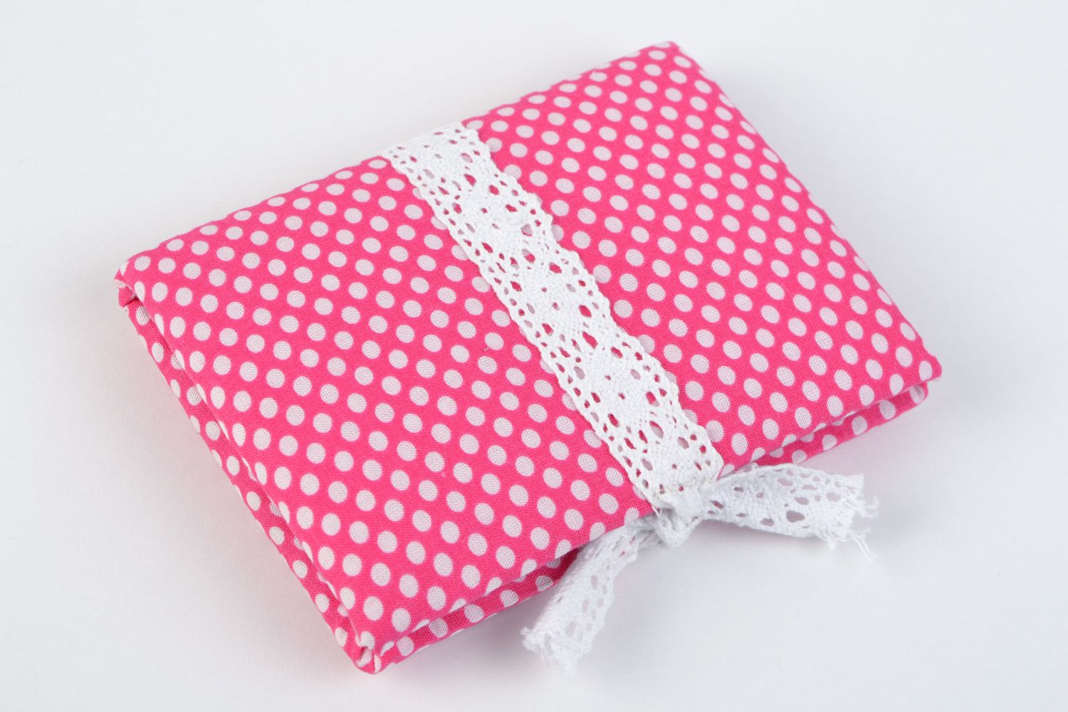 Розовый блокнот ручной работы с тканевой обложкой в белый горошек на 60 листов фото 1