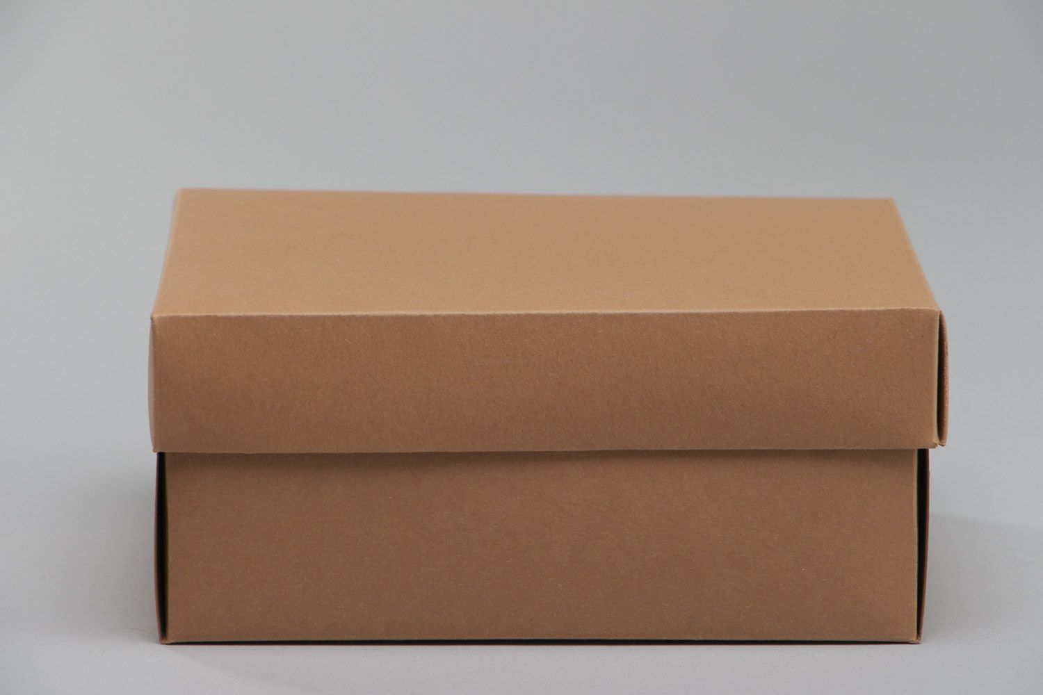 Картонная коробка для подарков коричневого цвета ручной работы объемная фото 2