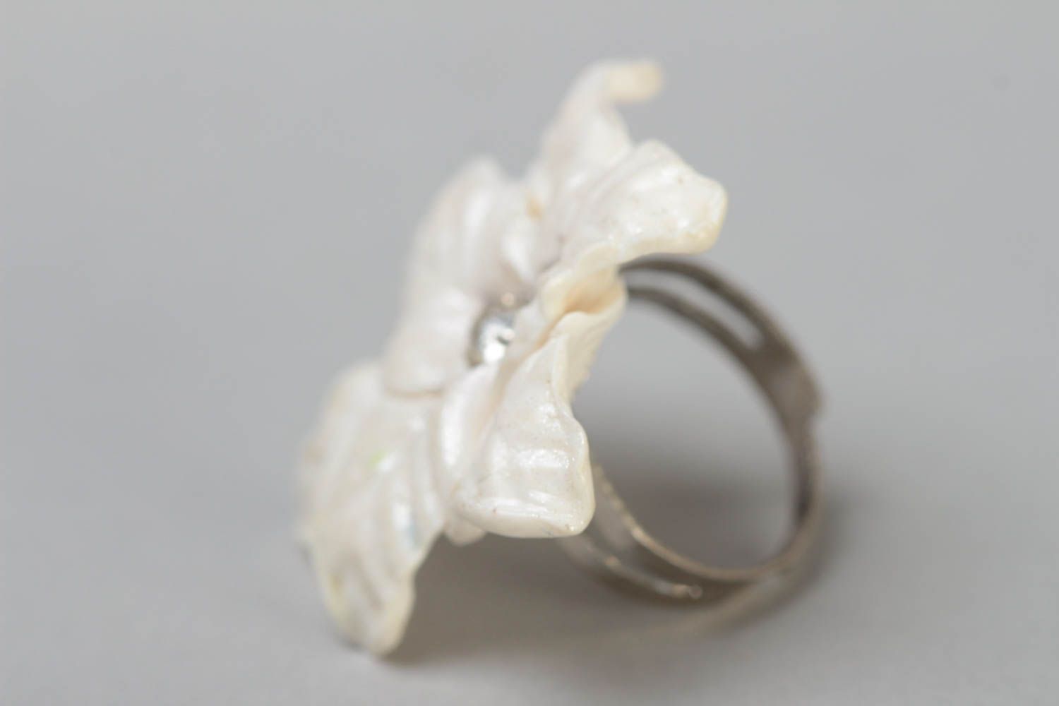 Белое кольцо в виде цветка из полимерной глины ручной работы со стразом красивое фото 3