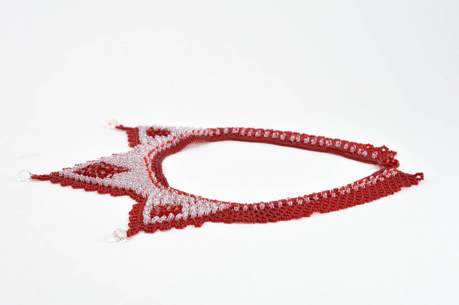 Collana di perline fatta a mano accessorio di moda in colore rosso bianco foto 2