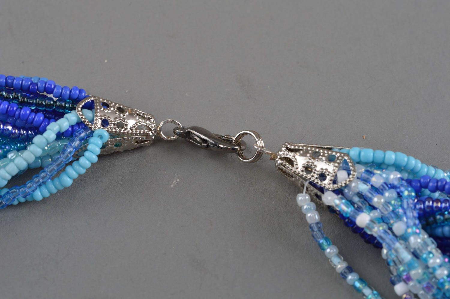 Ожерелье из бисера в синих и голубых тонах ручной работы плетеное в косичку  фото 4