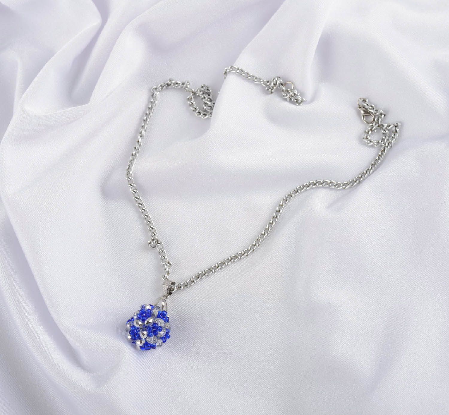 Pendentif boule Bijoux fait main perles de rocaille et verre Accessoire femme photo 1