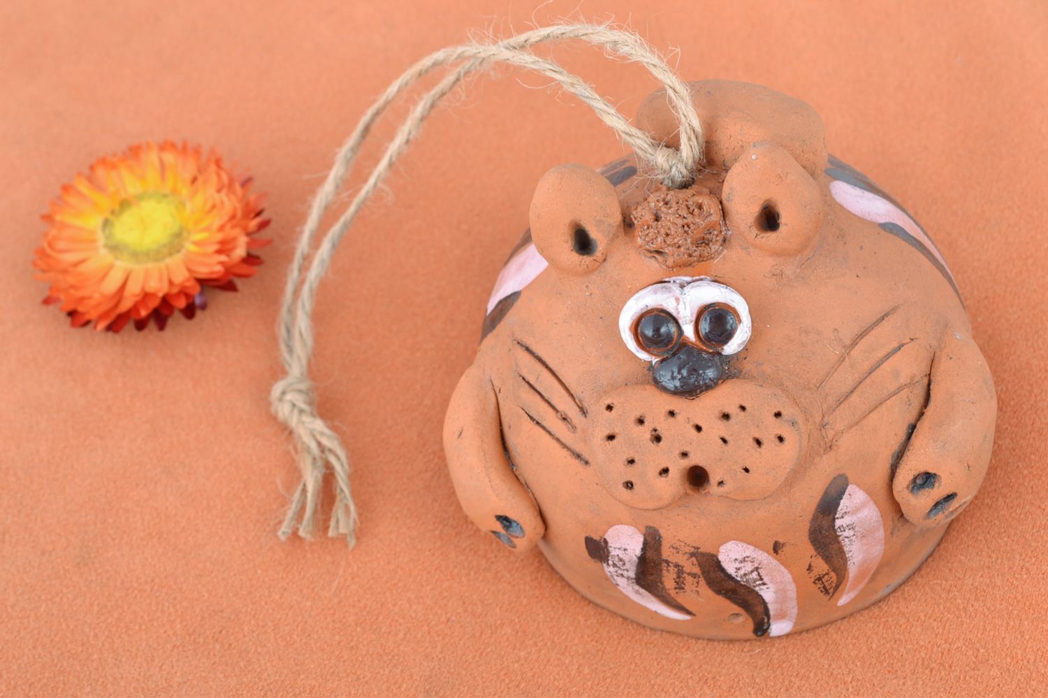 Campanilla de cerámica hecha a mano de arcilla con pintura con forma de gato foto 1