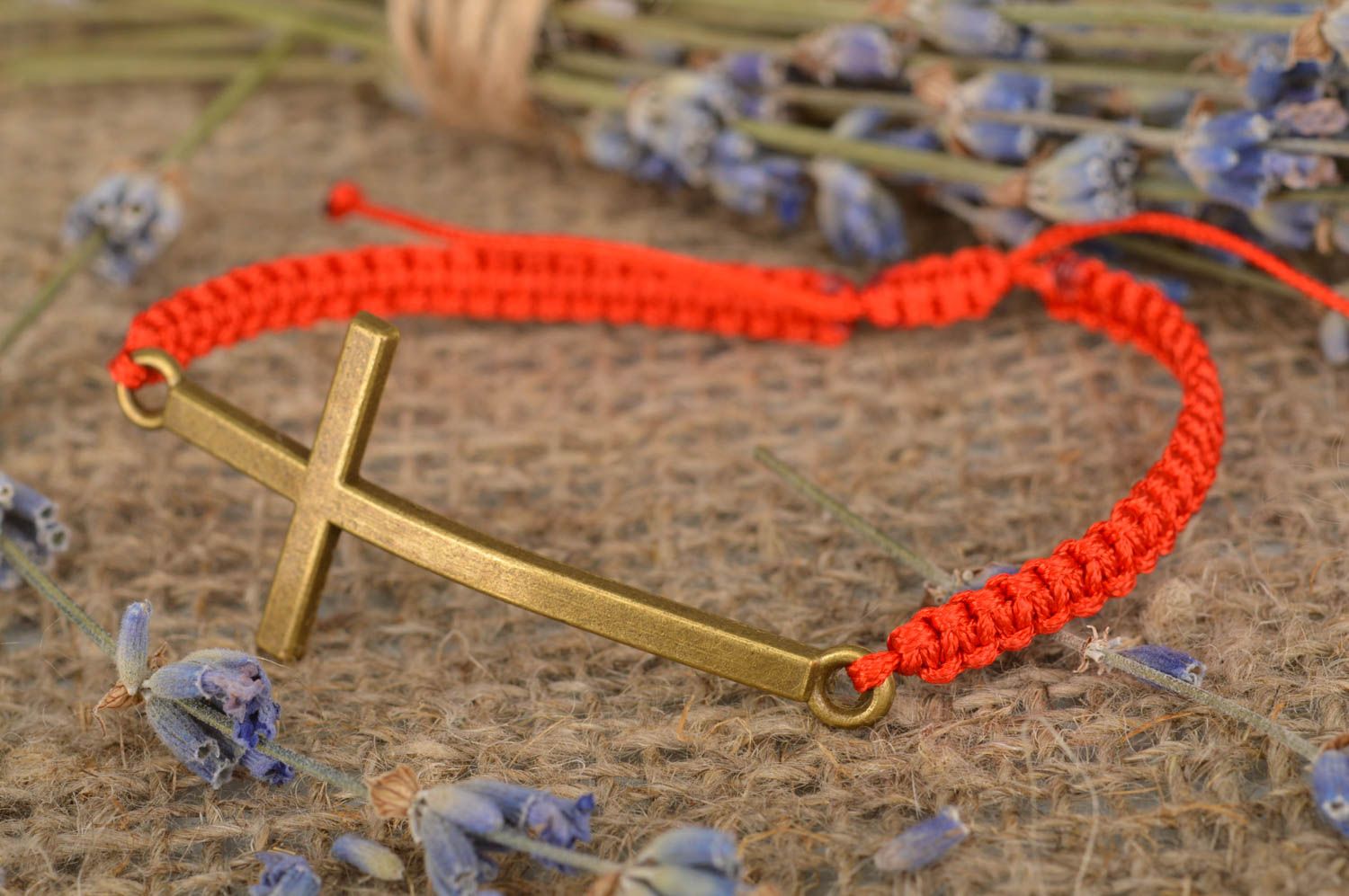 Красный браслет из вощеного шнурка с крестом с регулируемым размером хенд мейд фото 1