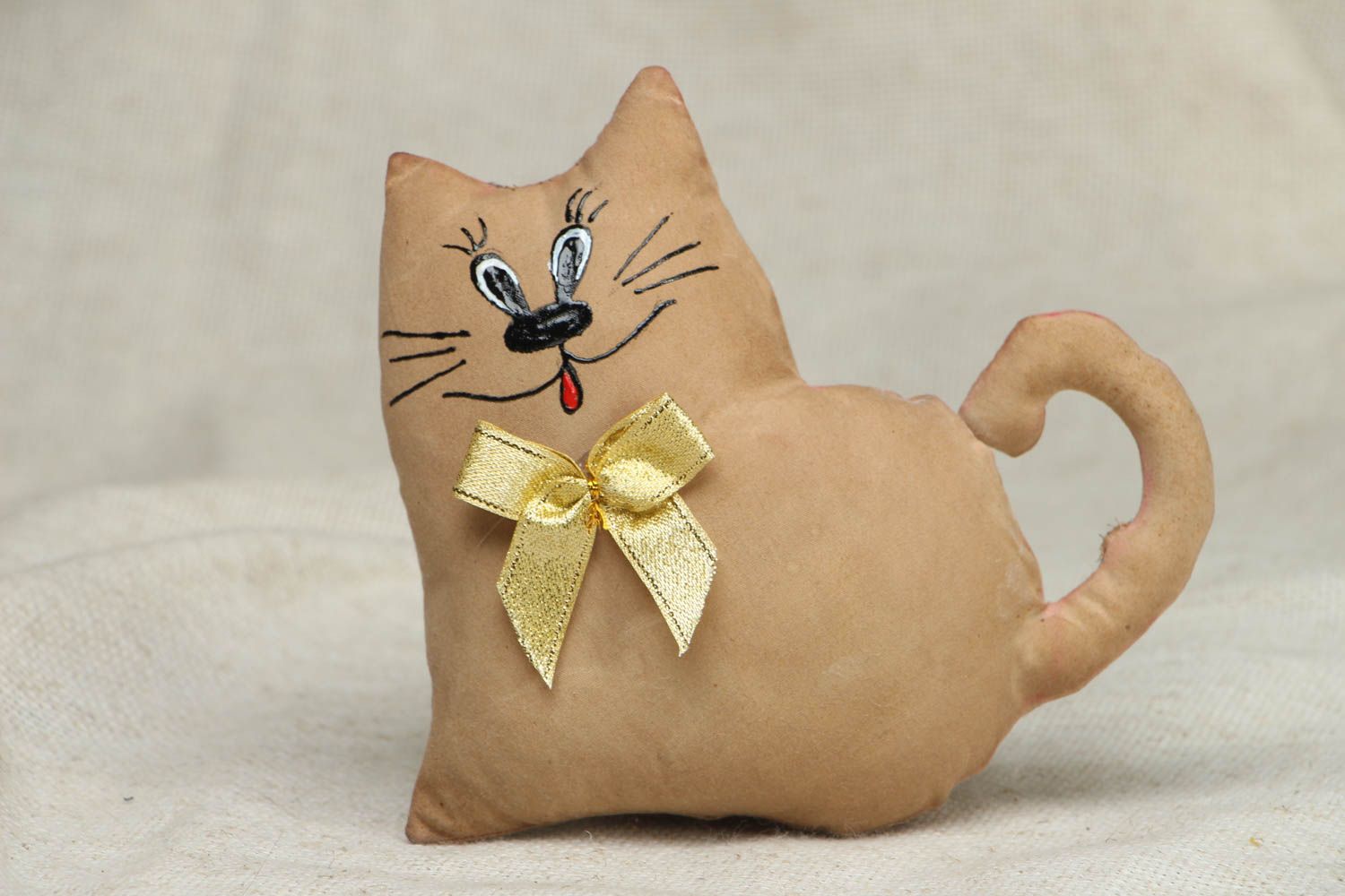 Мягкая игрушка-валентинка в виде кота фото 1