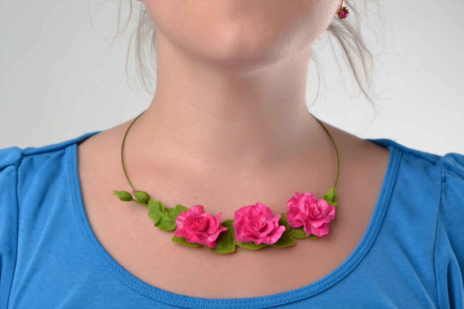 Elegant handmade cold porcelain flower necklace with pink roses photo 1