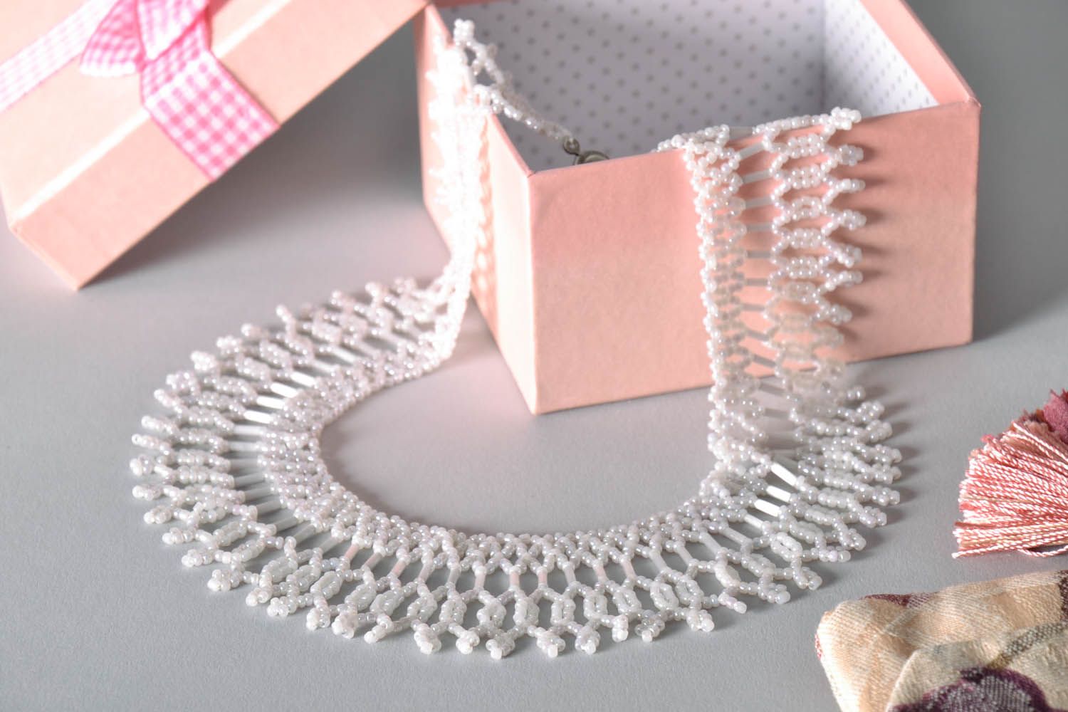 Weiße Halskette aus Perlen foto 1