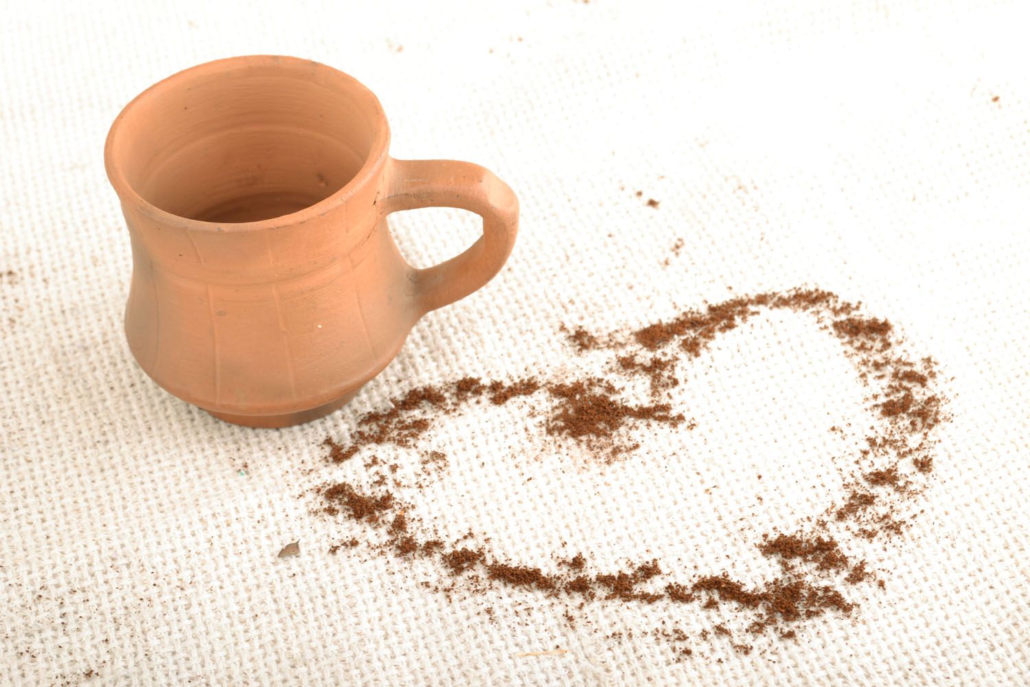 Tasse à café marron en terre cuite faite main photo 5