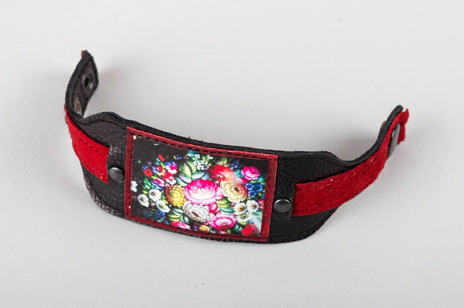 Bracelet en cuir naturel et daim noir-rouge avec motif floral fait main photo 4