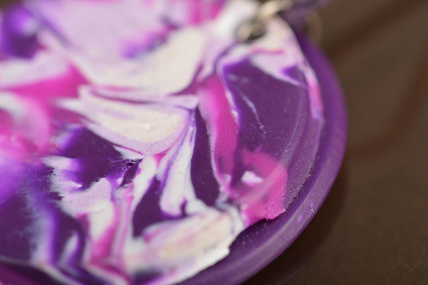 Круглая подвеска из полимерной глины ручной работы фиолетовая на простом шнурке  фото 3