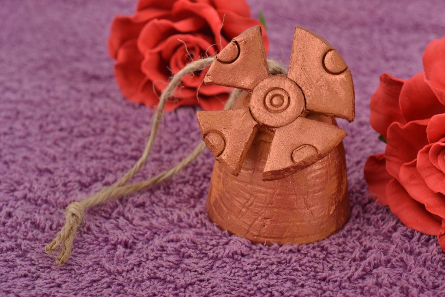 Глиняный колокольчик в виде мельницы расписной коричневый ручной работы фото 1