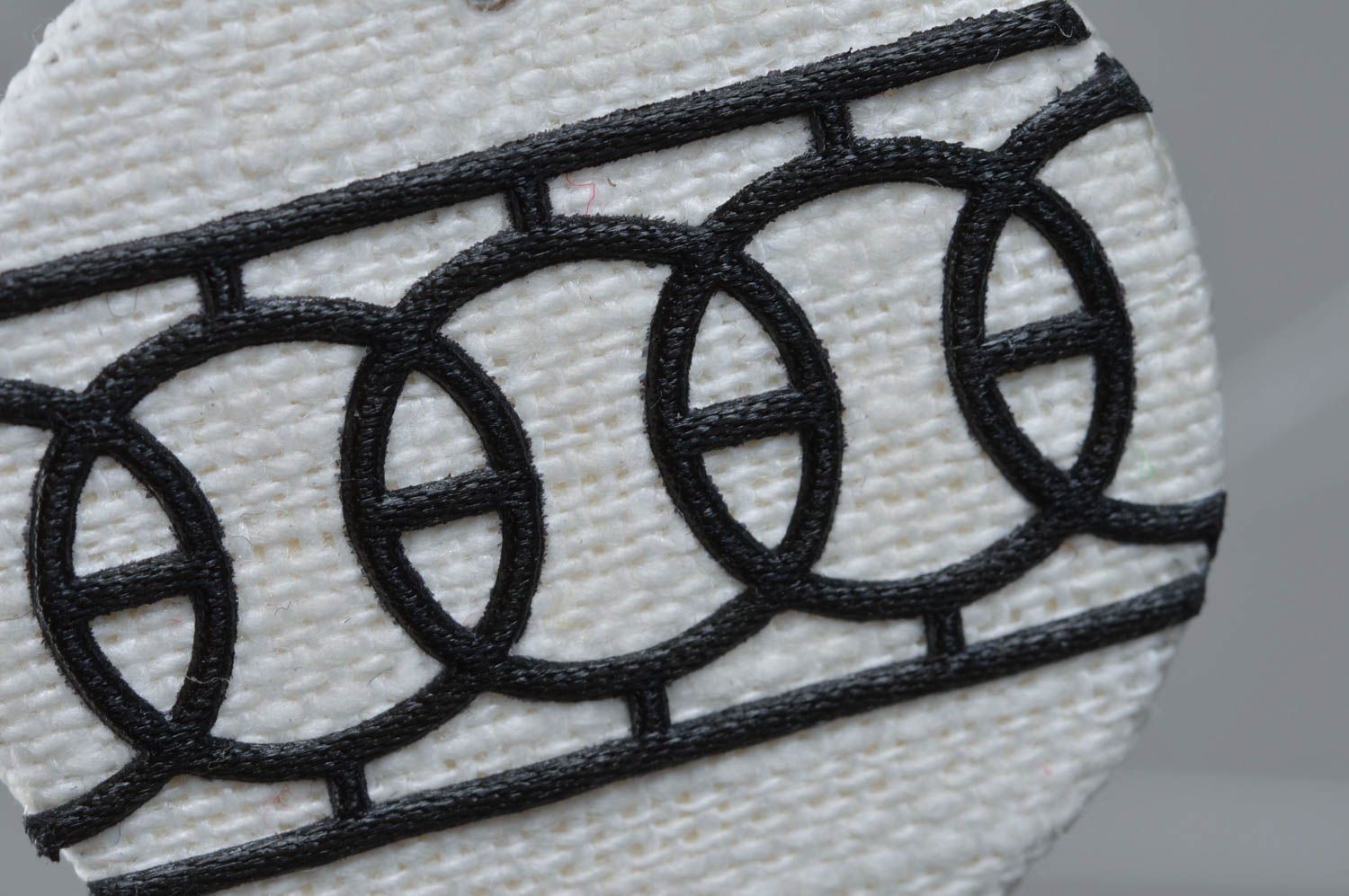 Originelle runde künstlerische schwarz weiße Ohrringe aus Textil Handarbeit foto 2