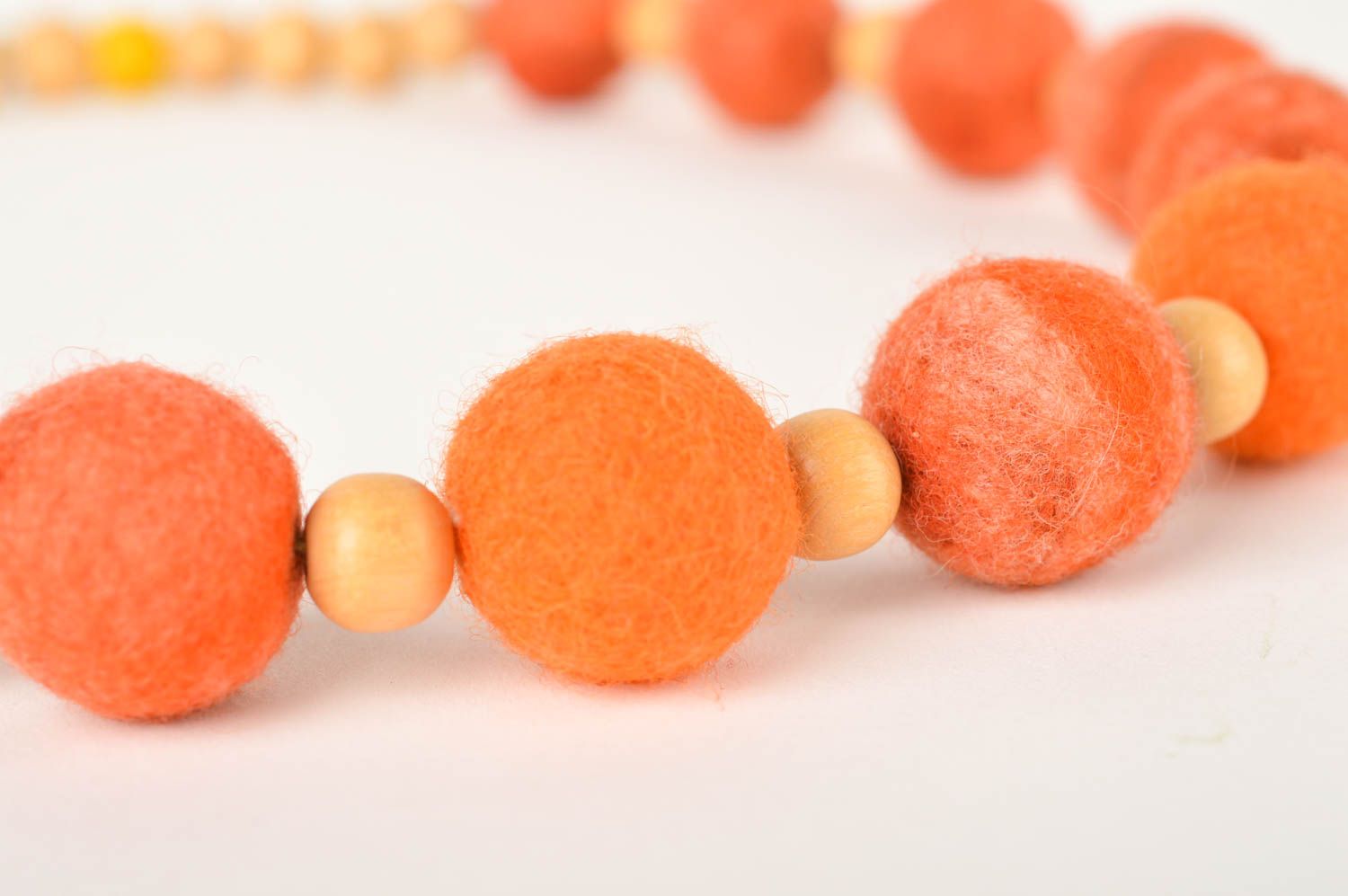 Handmade Damen Collier orange Halskette aus Wolle Accessoire für Frauen foto 3
