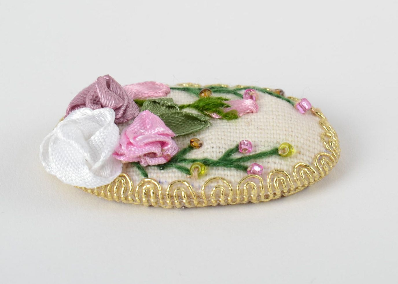 Petite broche en tissu claire brodée au ruban faite main originale avec fleurs photo 3