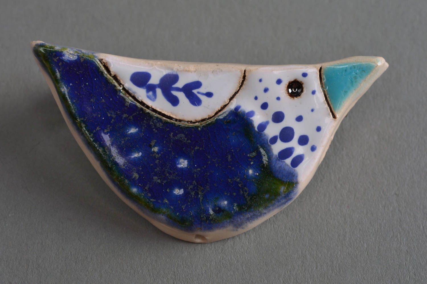 Авторская глиняная брошь в виде птички синяя на булавке ручной работы небольшая фото 1