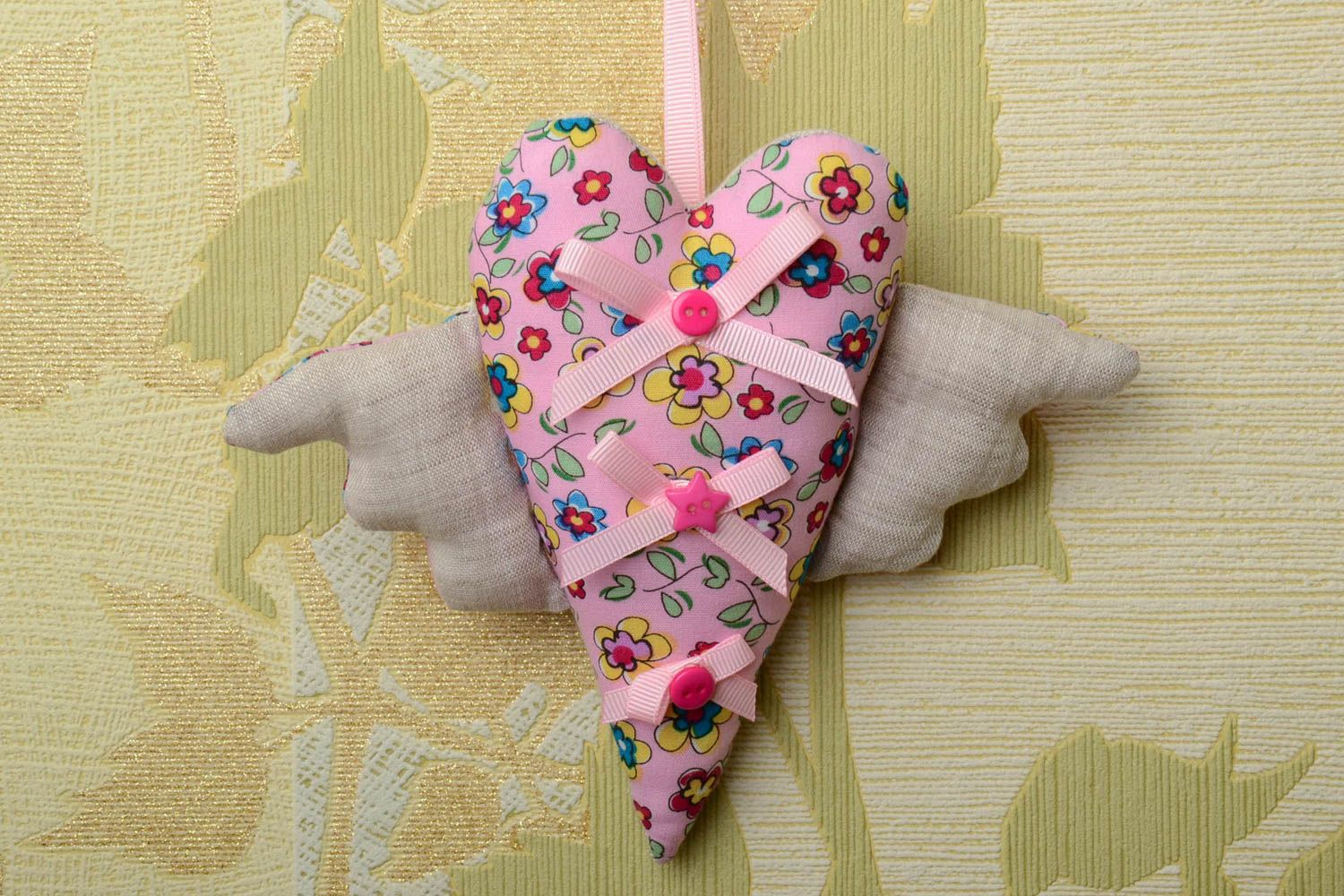 Suspension décorative coeur rose à fleurs en coton faite main avec ailes photo 1