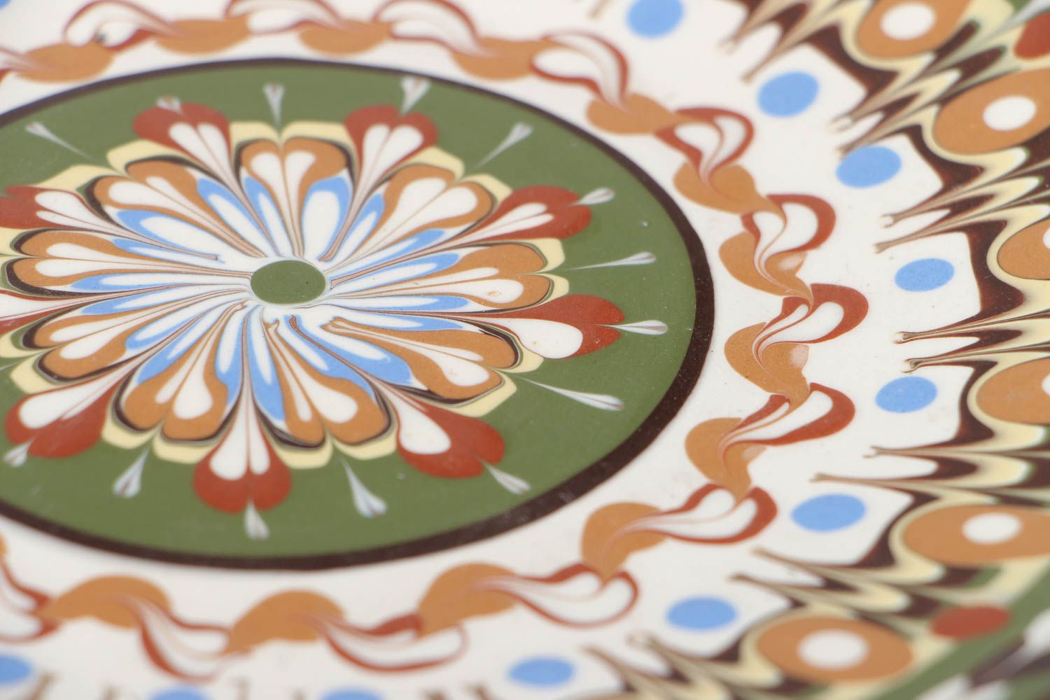 Красивая глиняная тарелка большая ручной работы расписанная цветной глазурью фото 4