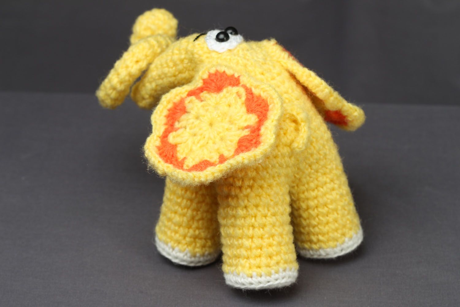 Gehäkeltes Spielzeug gelber Elefant foto 3