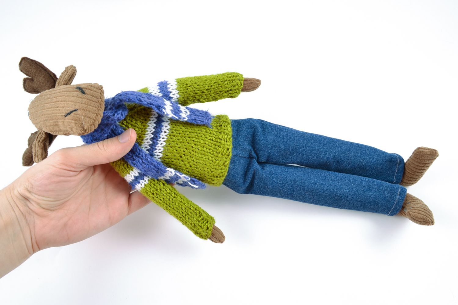 Jouet mou en tissu Élan en pull vert et écharpe bleue tricotés fait main photo 2