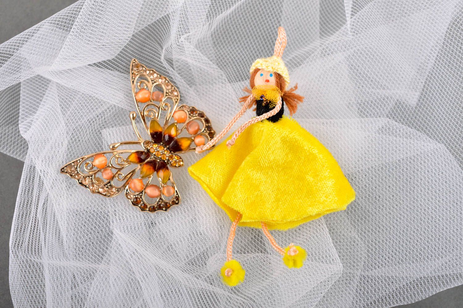 Broche fait main Bijou fantaisie Accessoire femme Petite poupée en jaune photo 1