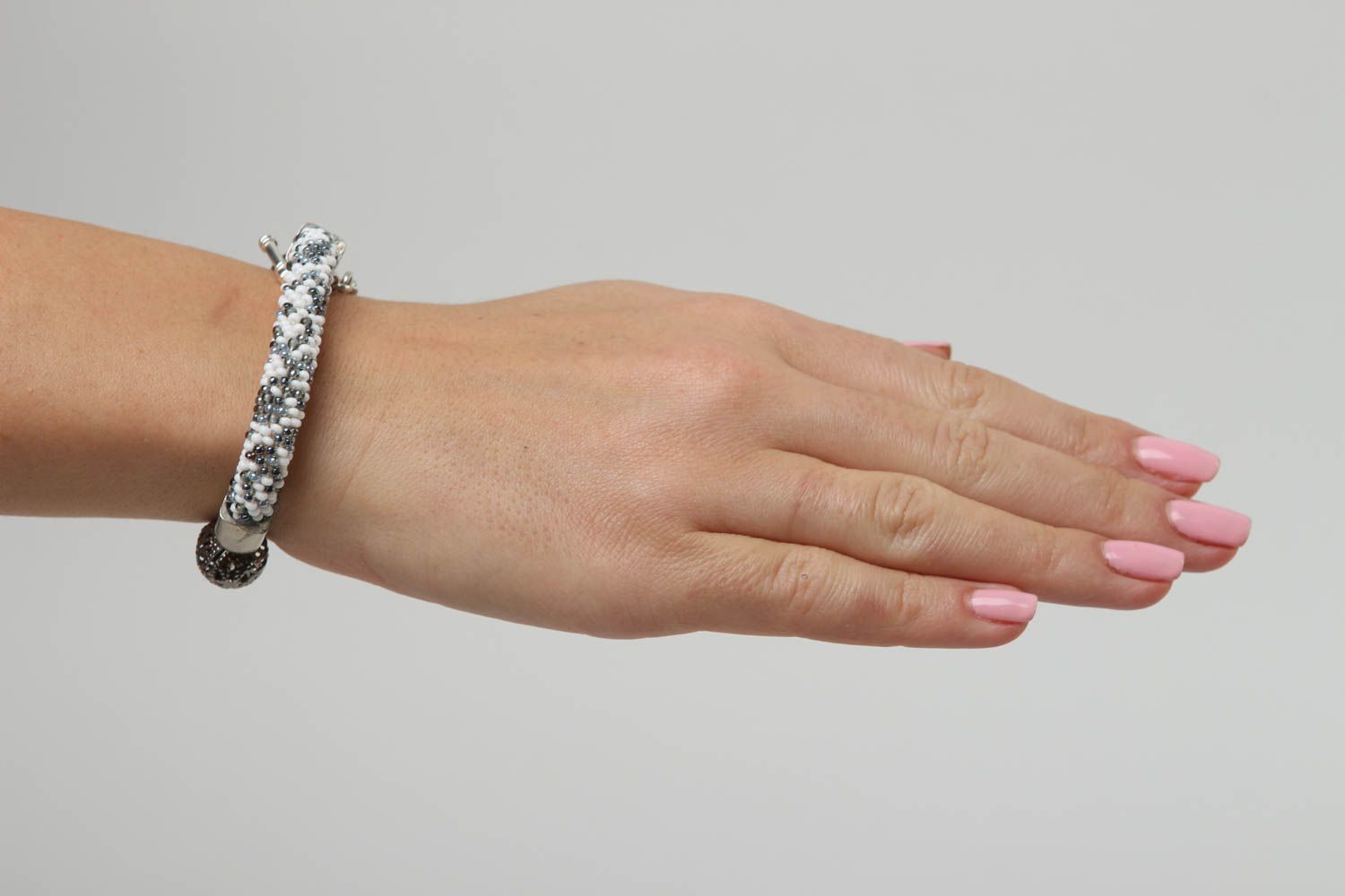 Bracelet perles de rocaille Bijou fait main gris avec chaîne Accessoire femme photo 5
