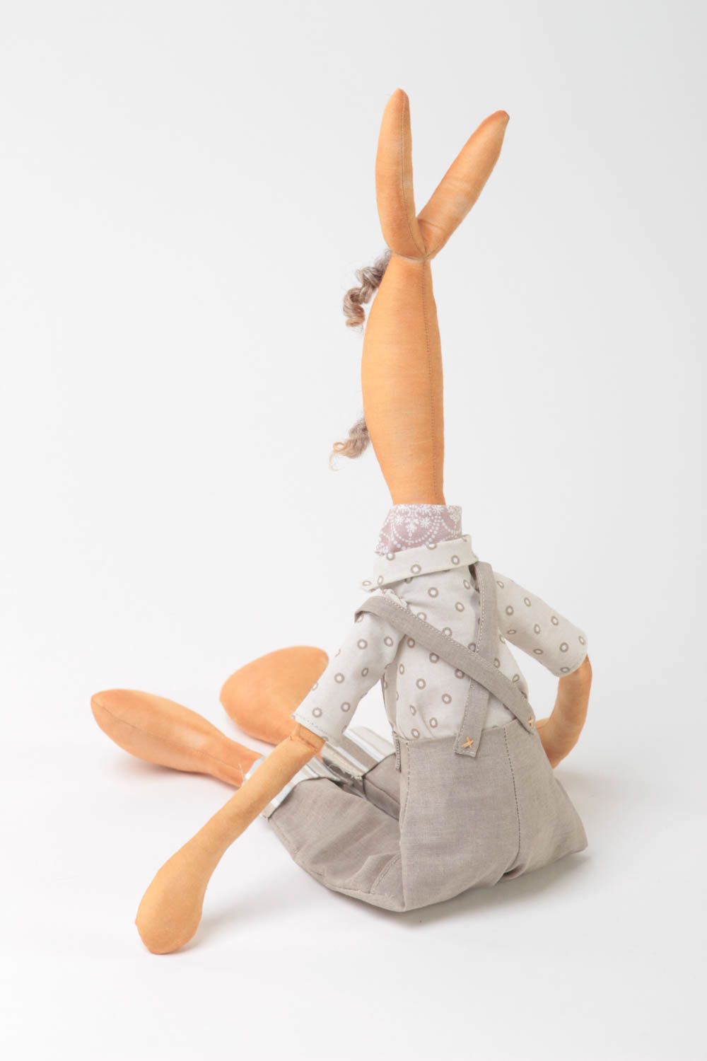 Мягкая игрушка заяц мальчик из ткани небольшой бежевый в комбинезоне хэнд мейд  фото 4